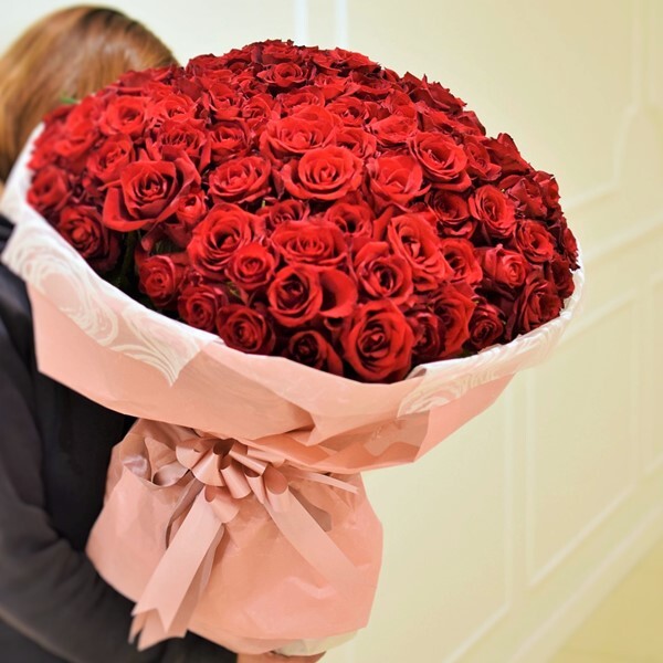 赤バラの花束 108本 花言葉は 結婚してください 感動のプロポーズに 幕張のお花屋さんからウェディングやお祝い花 胡蝶蘭 プリザーブド おしゃれなプレゼントをお届け ブーケアンドブーケ