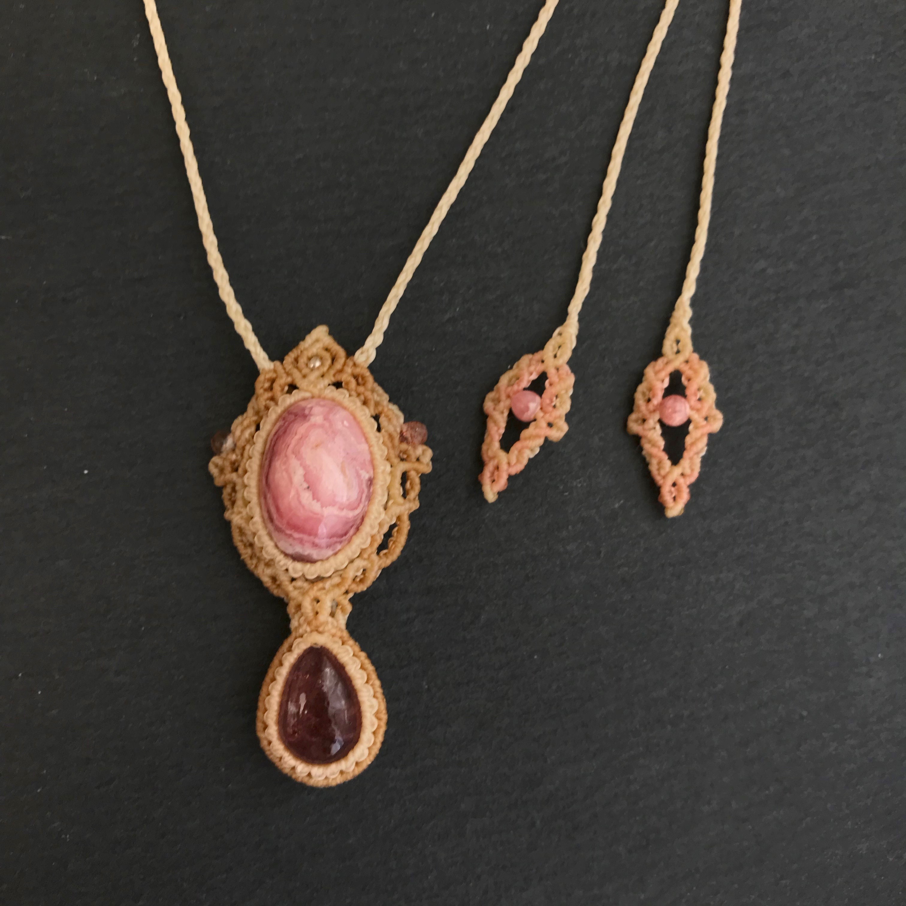 希少石「ピンクスコレサイト 」マクラメネックレス