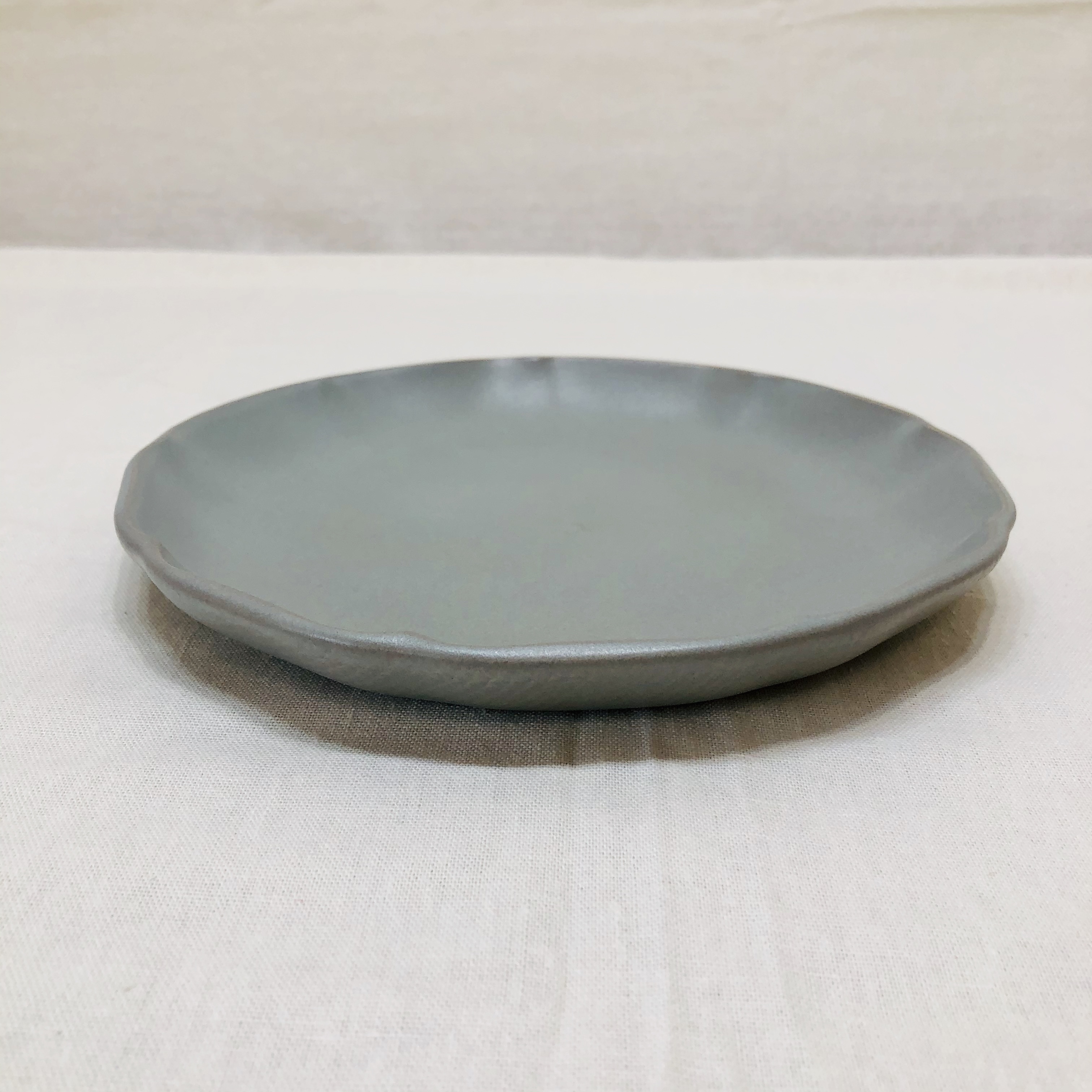 グレーマット花型皿 梵良窯