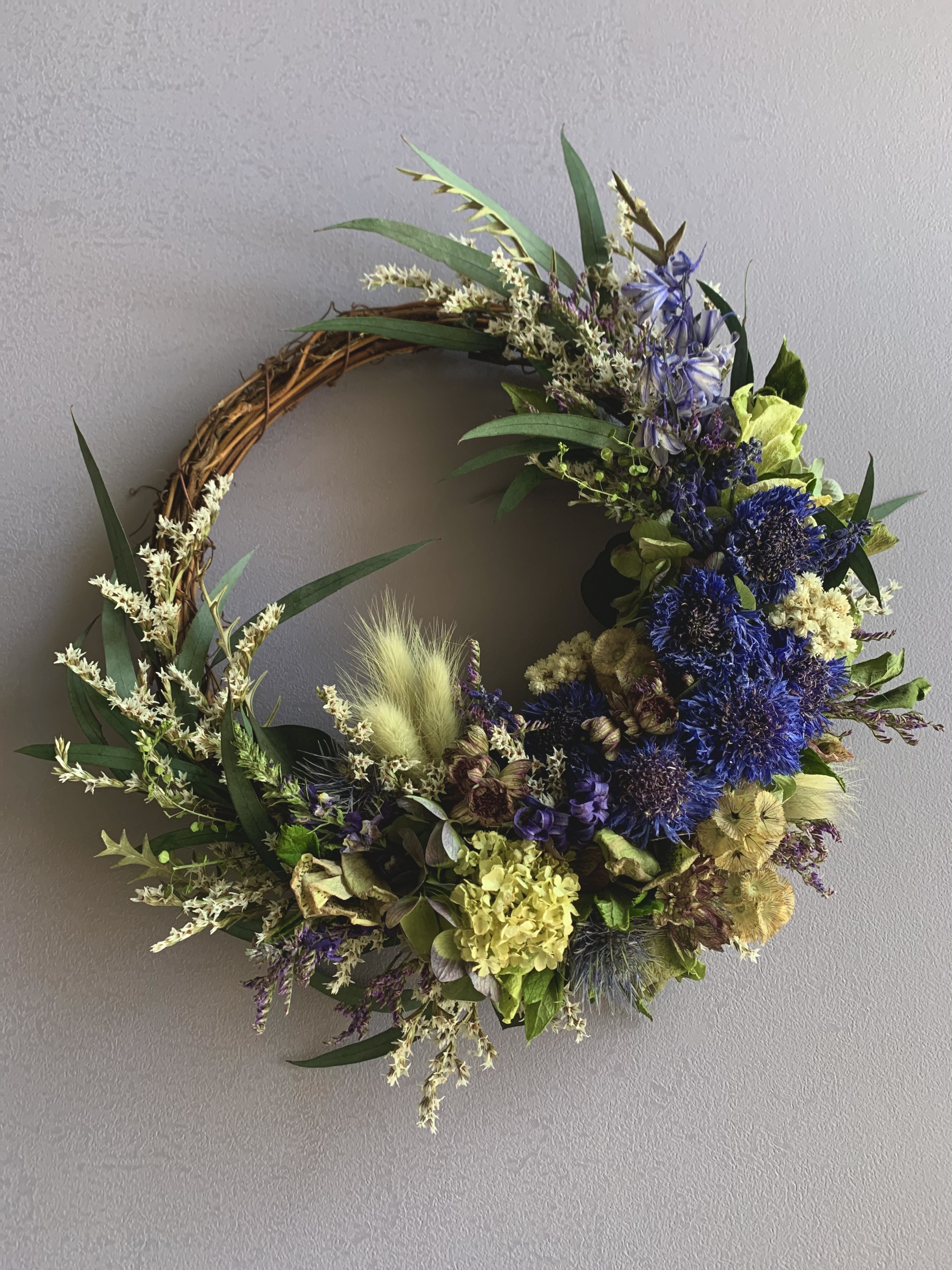 季節のリース 矢車草 クリスマスローズ ヒヤシンス Glicina Peony