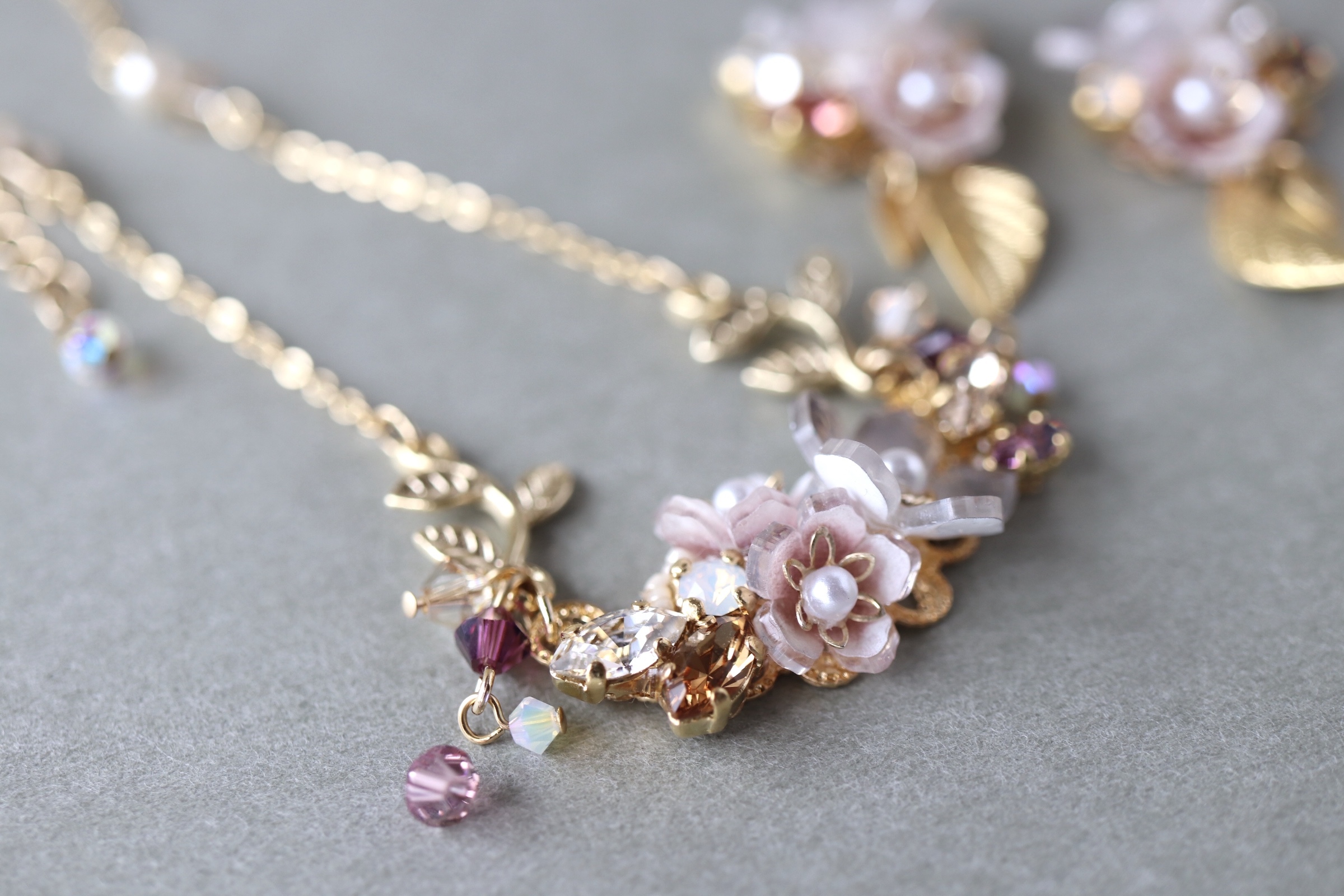 くすみ色 華やか花とbijou 葉っぱのネックレス スワロフスキー スモーキーカラー 大人可愛いハンドメイドアクセサリー ジュネ