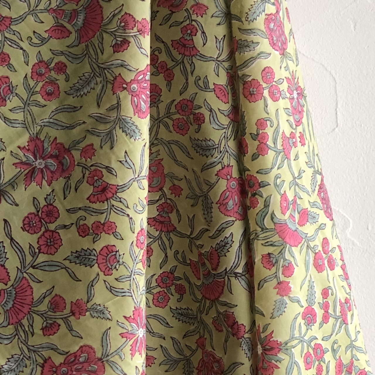 インドの布 インド柄 No 33 黄緑 ピンク花 コットン サンガネールのブロックプリント Heirloom エアルーム Clothing Fabrics