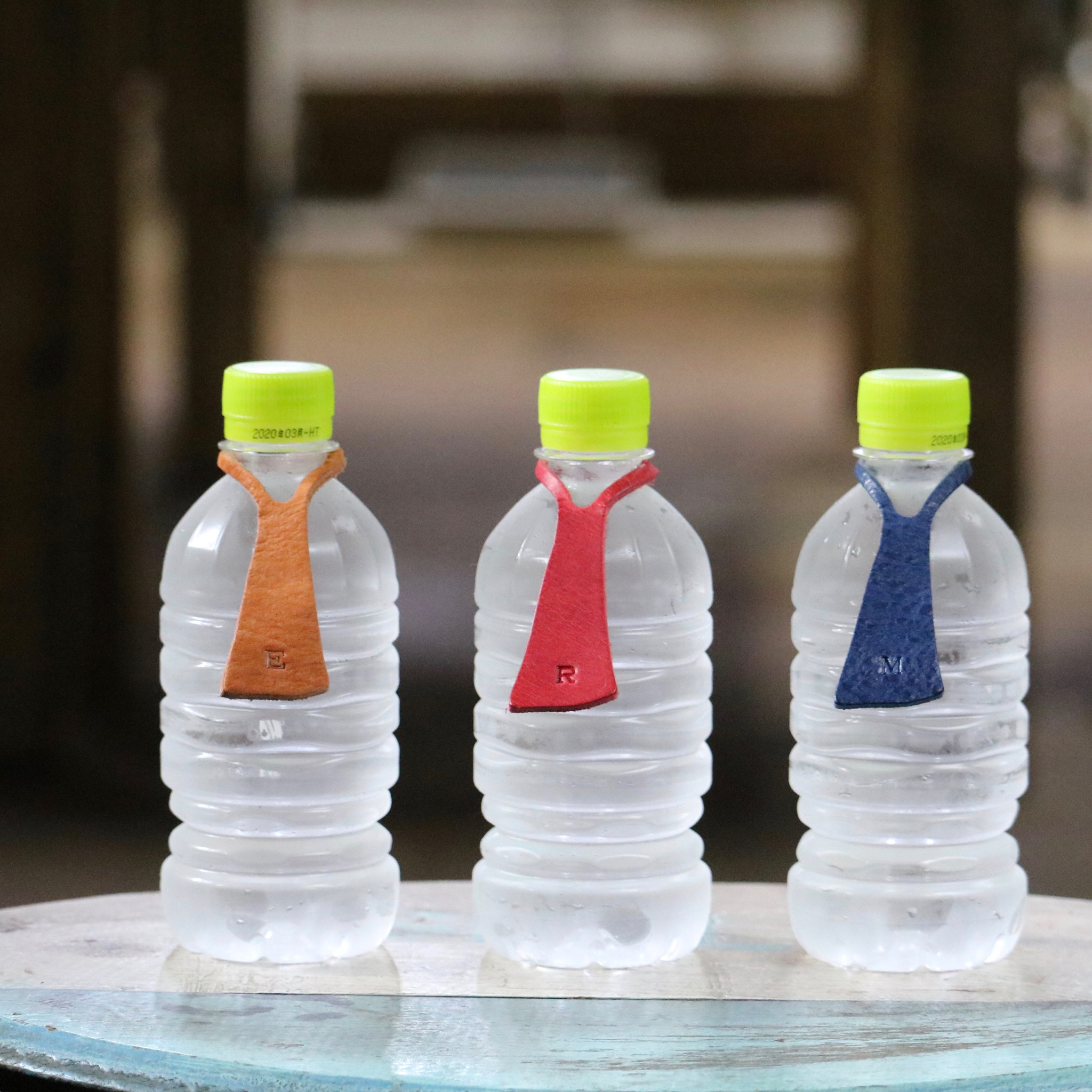 これはわたしの飲み物です ネクタイ風ペットボトルタグ 5個セット 5色 販売 イニシャル刻印付 Sklo