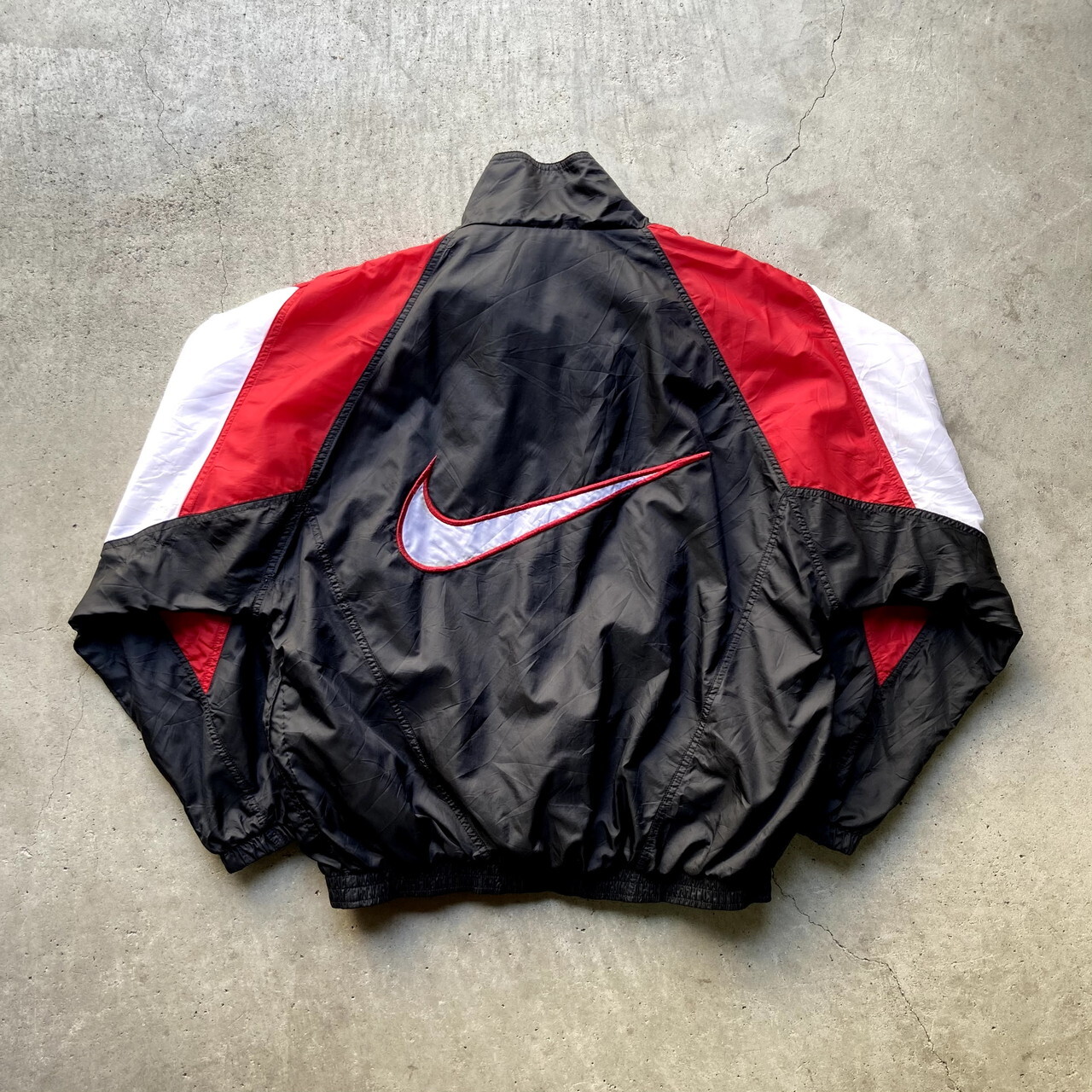 90年代 Nike ナイキ バックロゴ ビッグスウォッシュ ナイロンジャケット メンズl相当 古着 90s ヴィンテージ ビンテージ ビッグスウォッシュ 切り替え ブラック レッド ホワイト 赤色 黒 白 ナイロンジャケット Cave 古着屋 公式 古着通販サイト