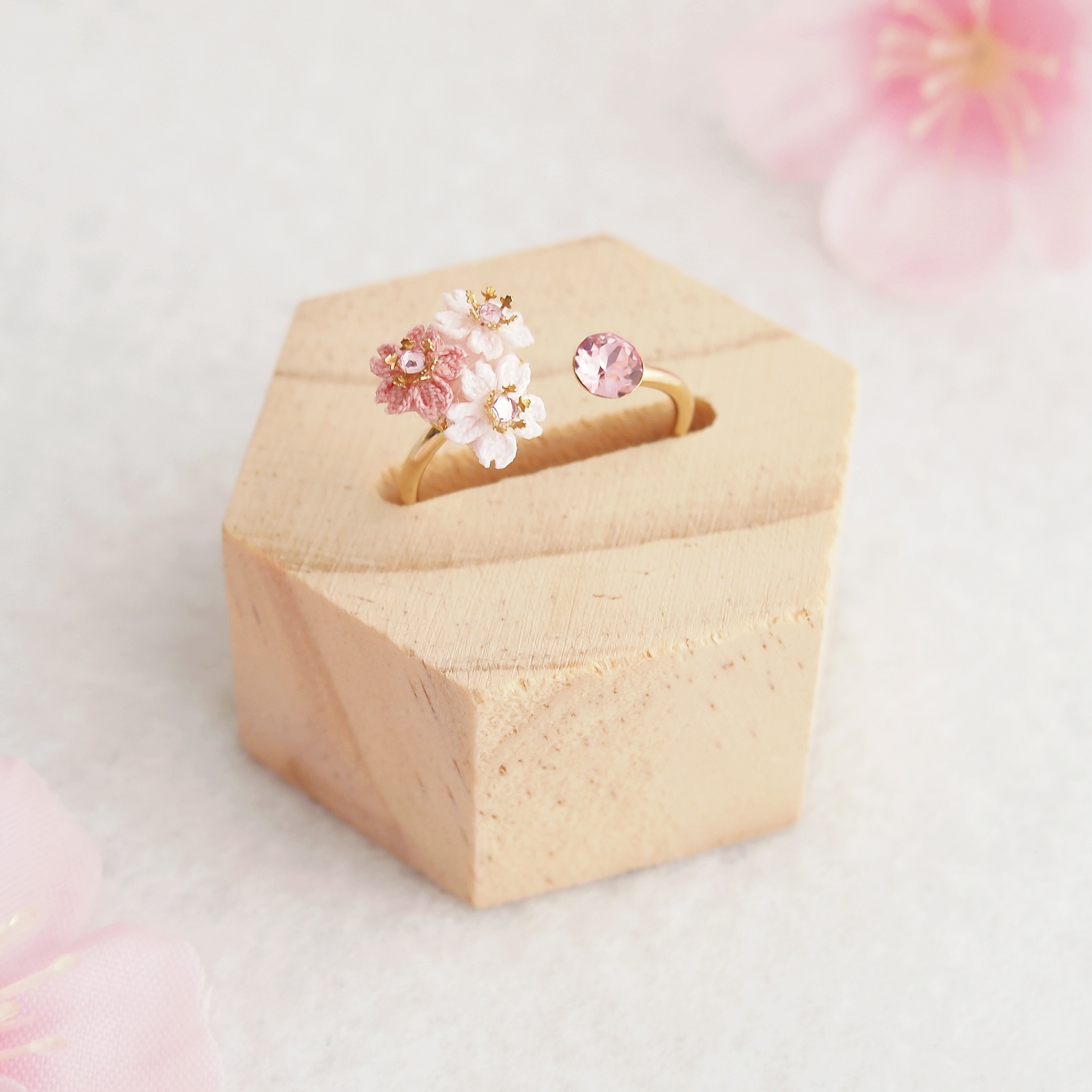 つまみ細工 桜の花かごとスワロフスキーのリング 指輪 フラワー 誕生日 記念日 プレゼント 成人式 入学式 卒業式 結婚式 パーティー 着物 浴衣 パール さくら サクラ スワロフスキー つまみ細工のお店 花色小町 お花のアクセサリーを販売中 贈り物などにどうぞ つまみ細工 桜の花かごとスワロフスキーのリング 指輪 フラワー 誕生日 記念日 プレゼント 成人式 入学式 卒業式 結婚式 パーティー 着物 浴衣 パール さくら サクラ スワロフスキー つまみ細工のお店 花色小町 お花のアクセサリーを販売中 贈り物などにどうぞ