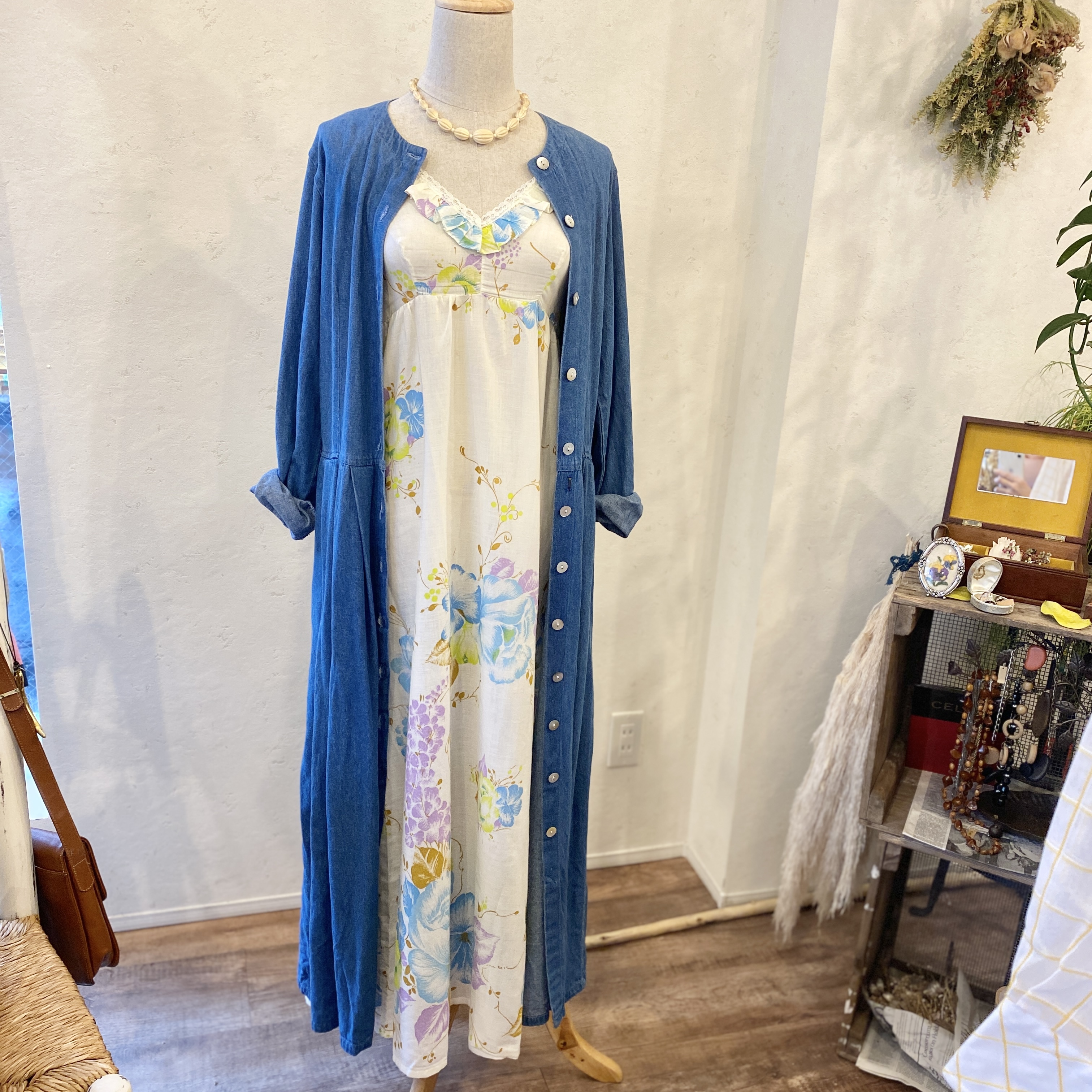 古着 コーデ買い で 30 Off 3点 フランス古着 Smith Hawken デニム前開きワンピース フランス古着 レースvネック 花柄ノースリーブ ワンピース Usedアクセサリー アイボリー マットネックレス Anca Terrace