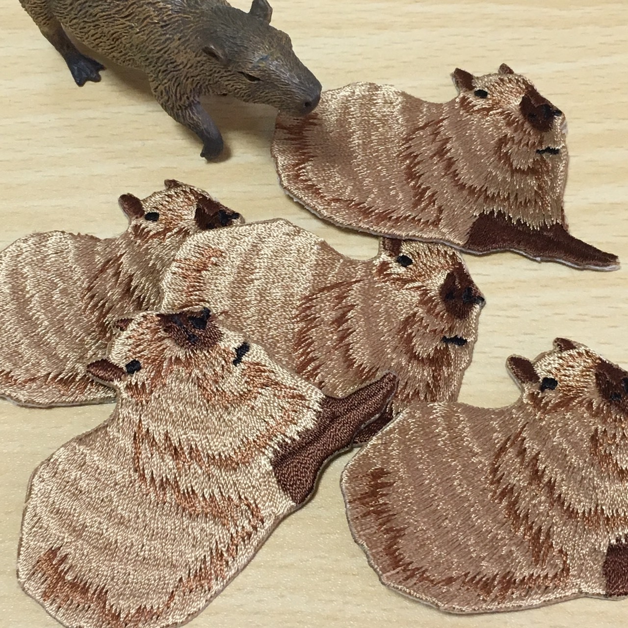 カピバラの刺繍ワッペン アイロン接着 1枚 カピ族の集い