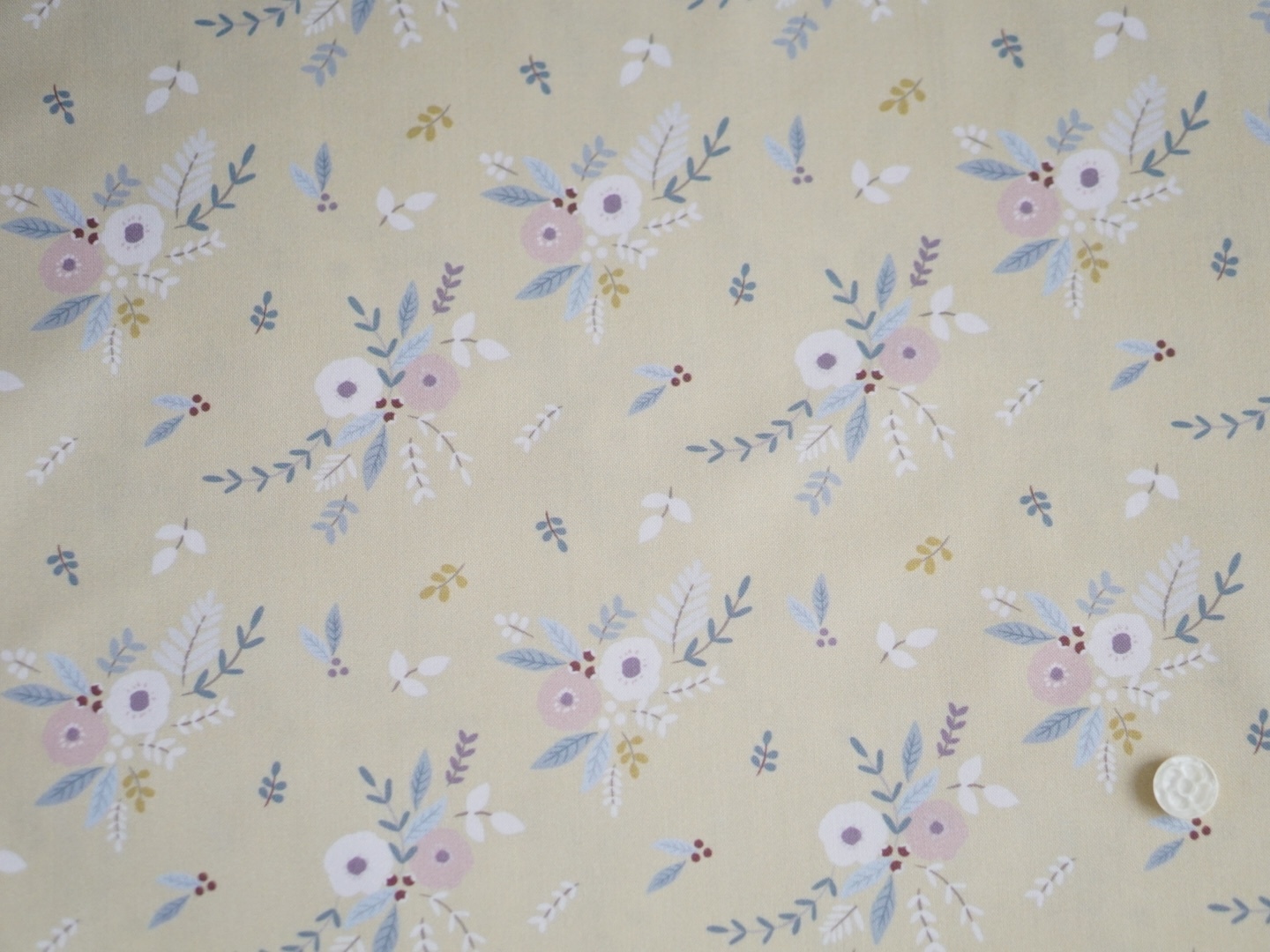 Moda Little Ducklings イエロー地に可愛いお花 Moda Fabrics 輸入生地の専門店 Quiltsnuts Fabrics Shop Online