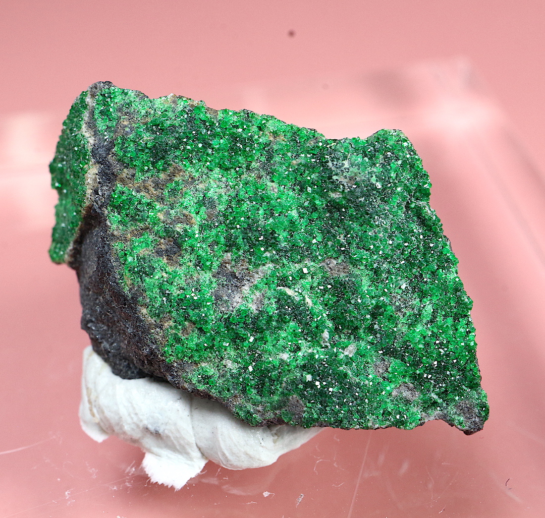 ロシア産 ウバロバイト 灰クロム柘榴石 2 2g Uv015 鉱物 原石 天然石 American Minerals Gemmy You