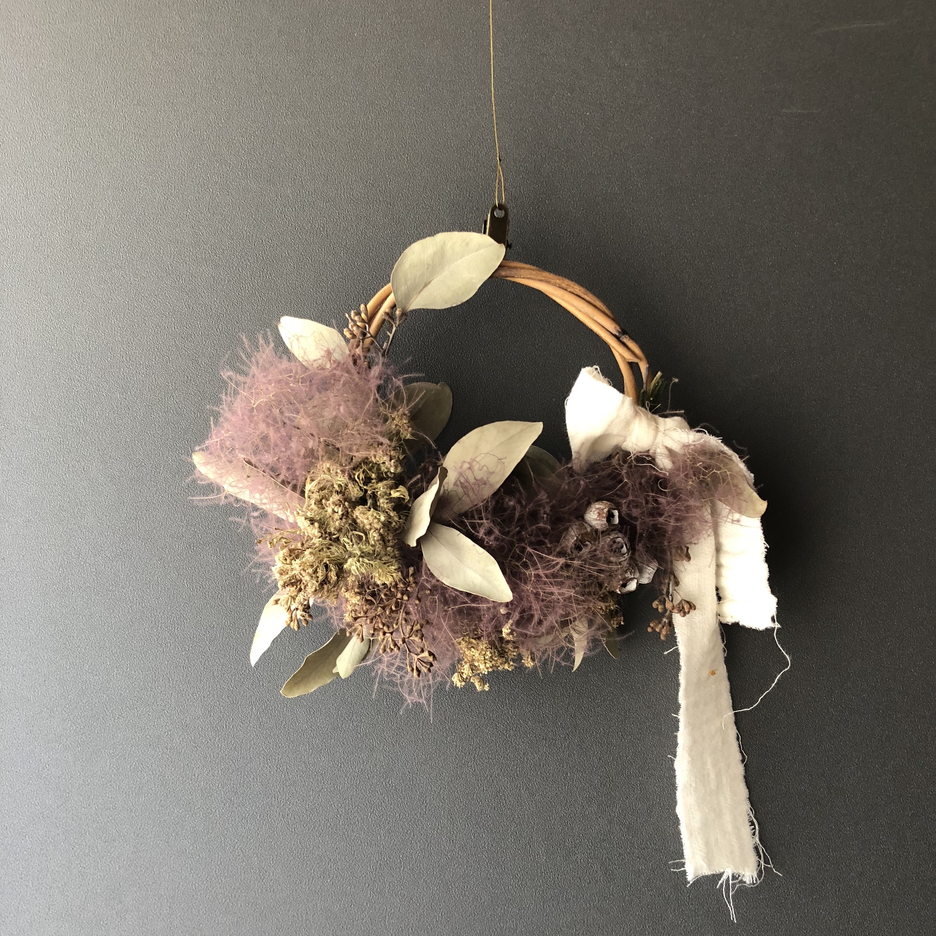 スモークツリールビーファーのボルドードライリース Smoke Bush Ruby Fur Bordeaux Color Dry Wreath She Is Matilda