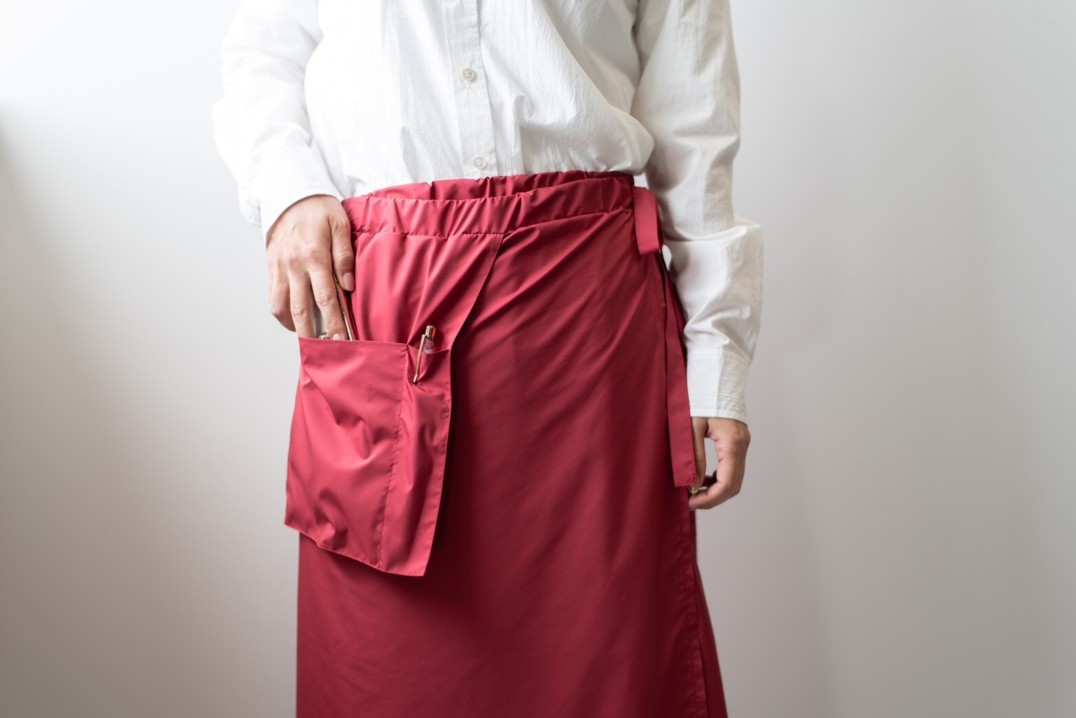 日本製 ワークサロンエプロン 美容師 撥水 軽量 エプロン 巻きスカート風 サロンワーク 大容量ポケット 可愛い 軽い Valley Mode 可愛い日本製エプロン 長袖エプロン ガウン 予防衣 おしゃれな仕事着 感染症対策にも