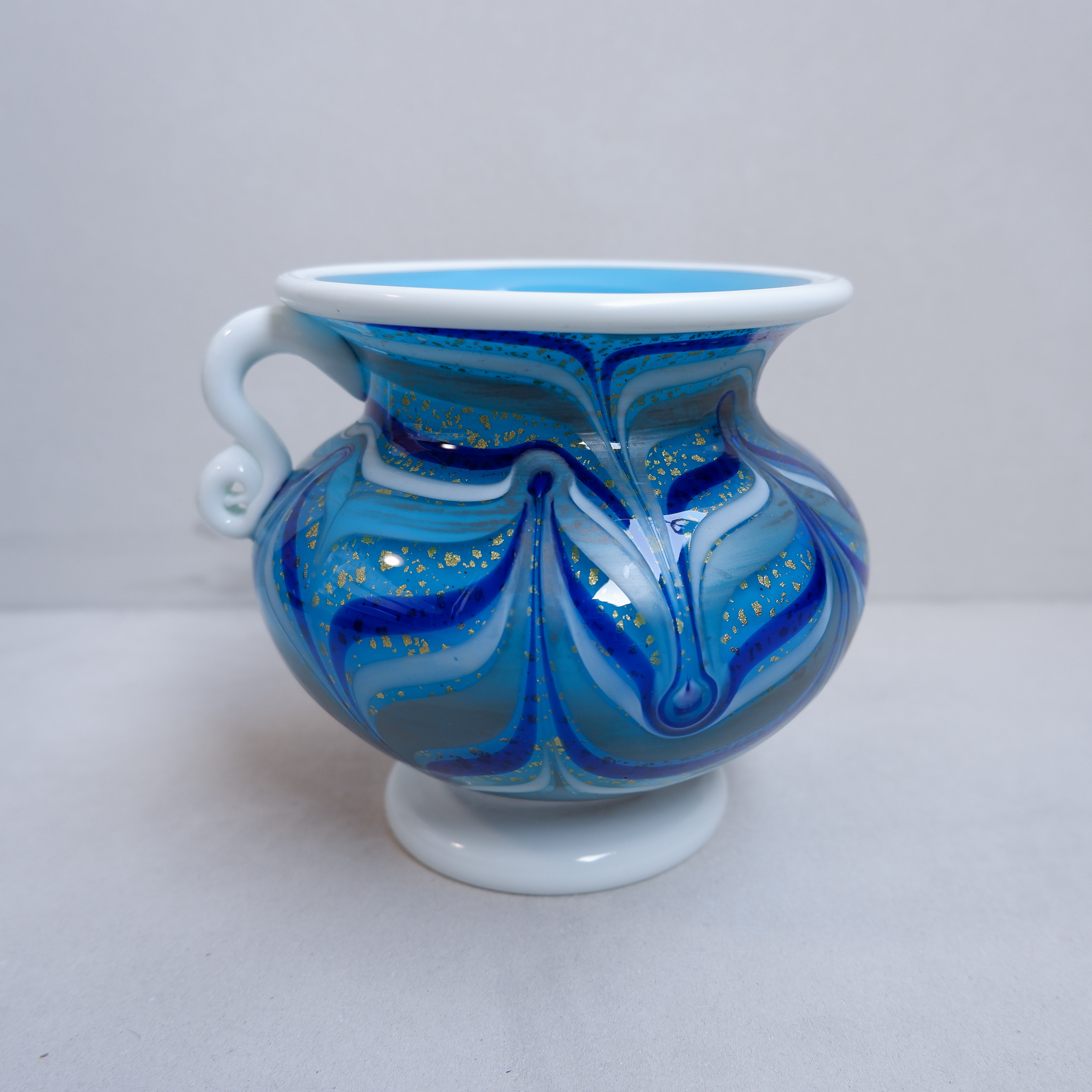 青いマーブルな花瓶 青 屋