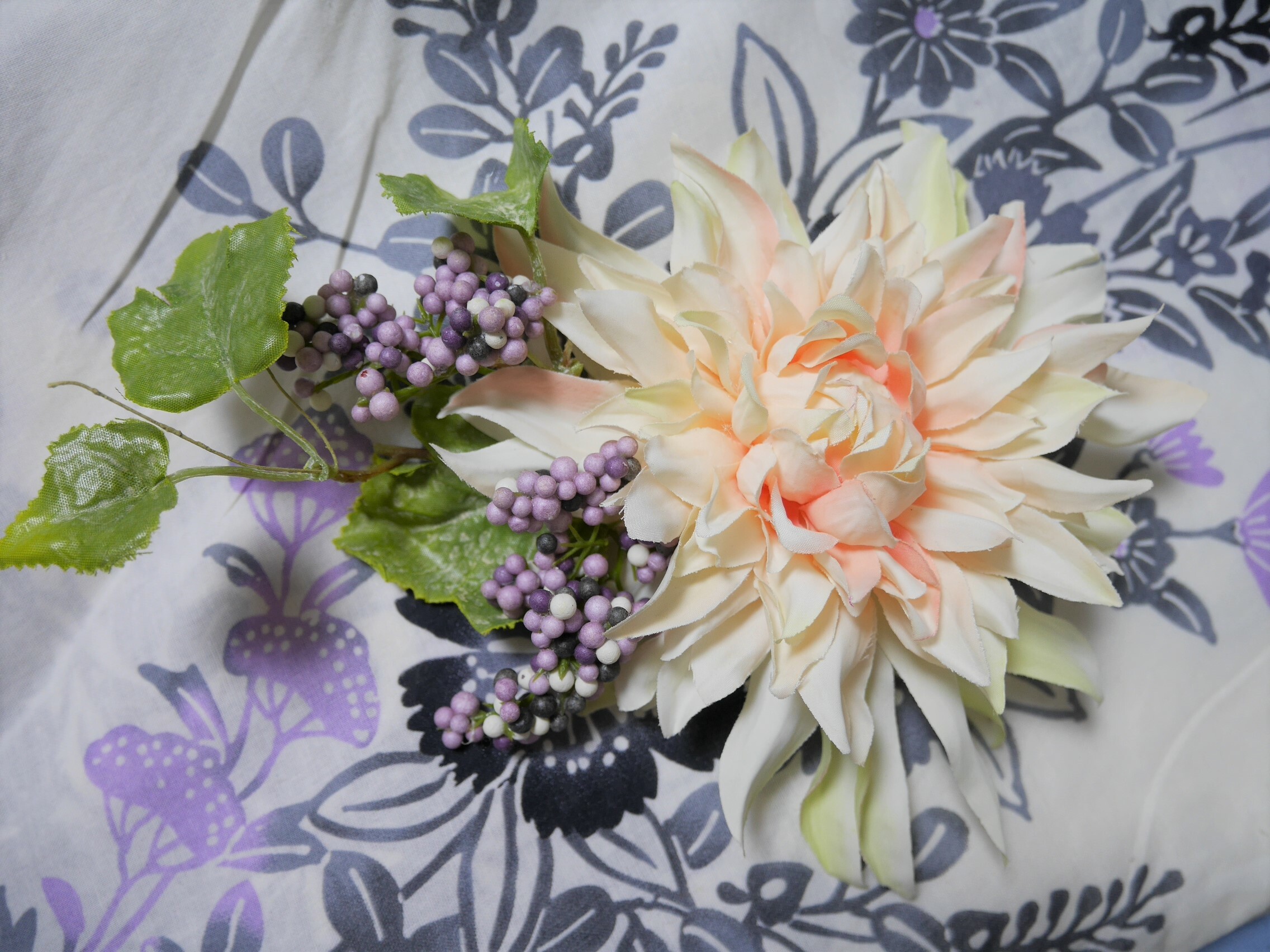 浴衣用ヘッドピース 大 大輪花と紫ツル実 お花の和洋ヘッドピース 花帽子