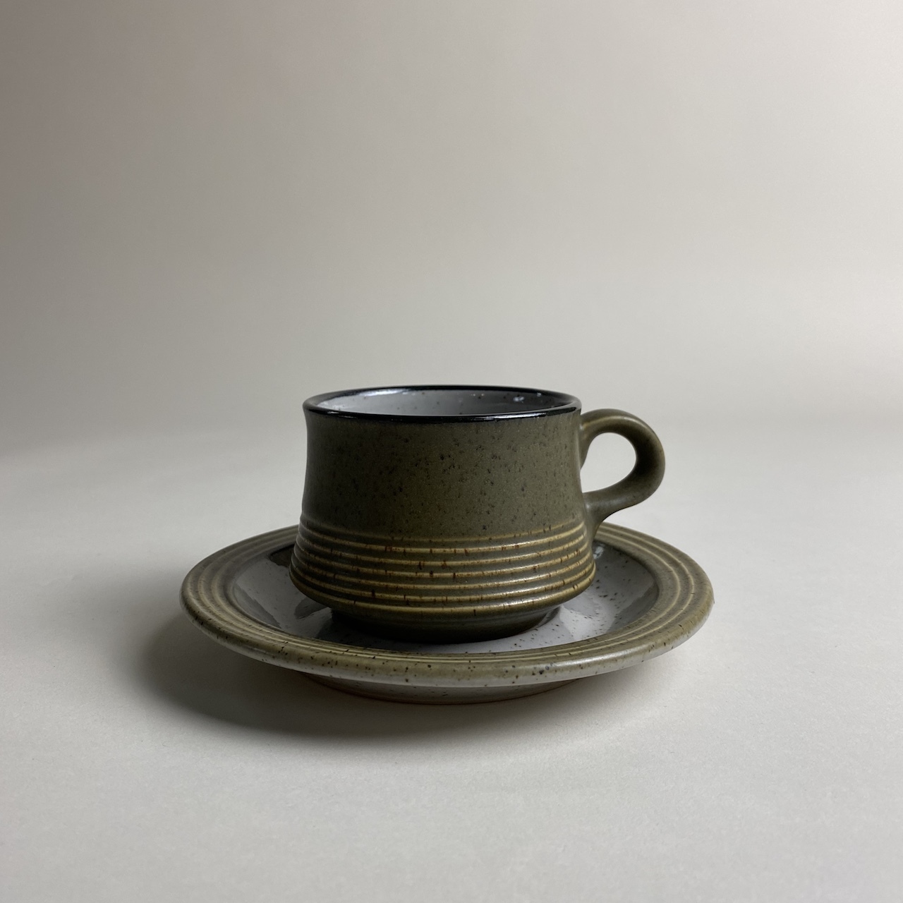 Cup And Saucer カップ アンド ソーサー Trill アンティーク家具と雑貨shabbys Marketplace の姉妹店