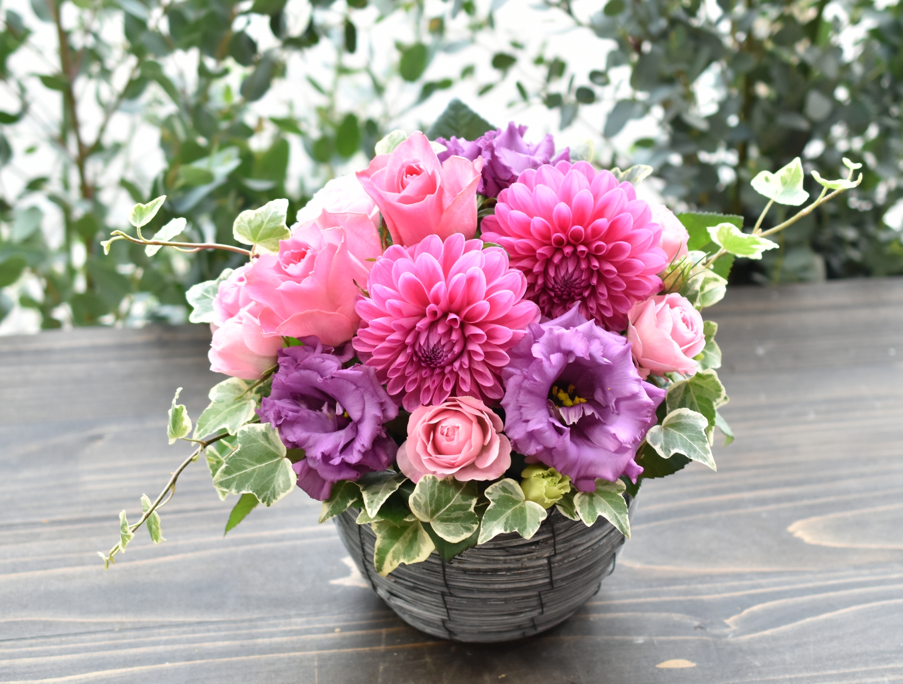 バラとダリアのアレンジメント フラワーブティックはなむら