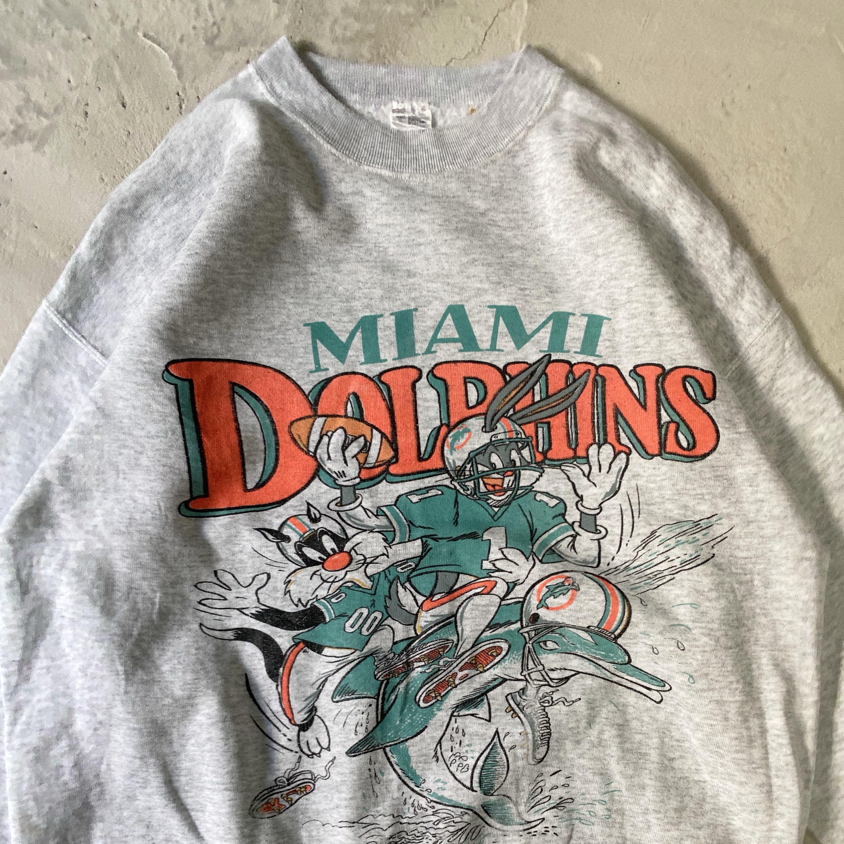 90年代 Looney Tunes ルーニー テューンズ Miami Dolphins マイアミ ドルフィンズ Nfl キャラクタースウェット プリントスウェット トレーナー ヴィンテージ ライトグレー オートミール メンズxl レディース 古着 スウェット Cave 古着屋 公式 古着通販サイト