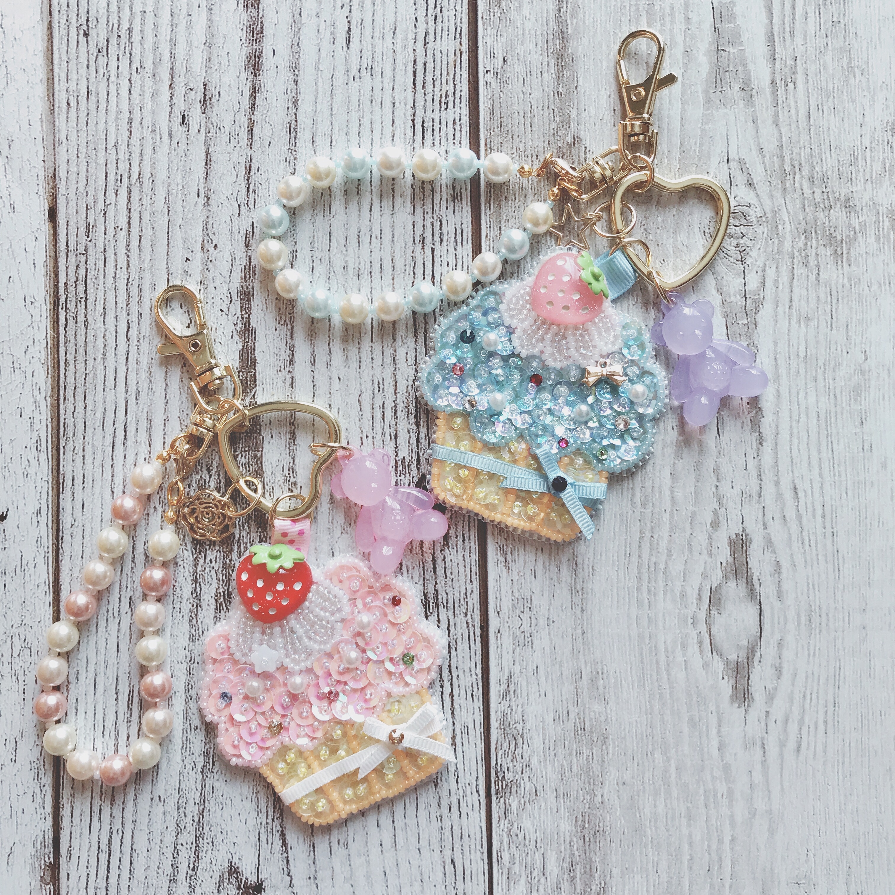 ゆめかわいい カップケーキのバッグチャーム ビーズ刺繍 夢見る乙女のアクセサリー Tico