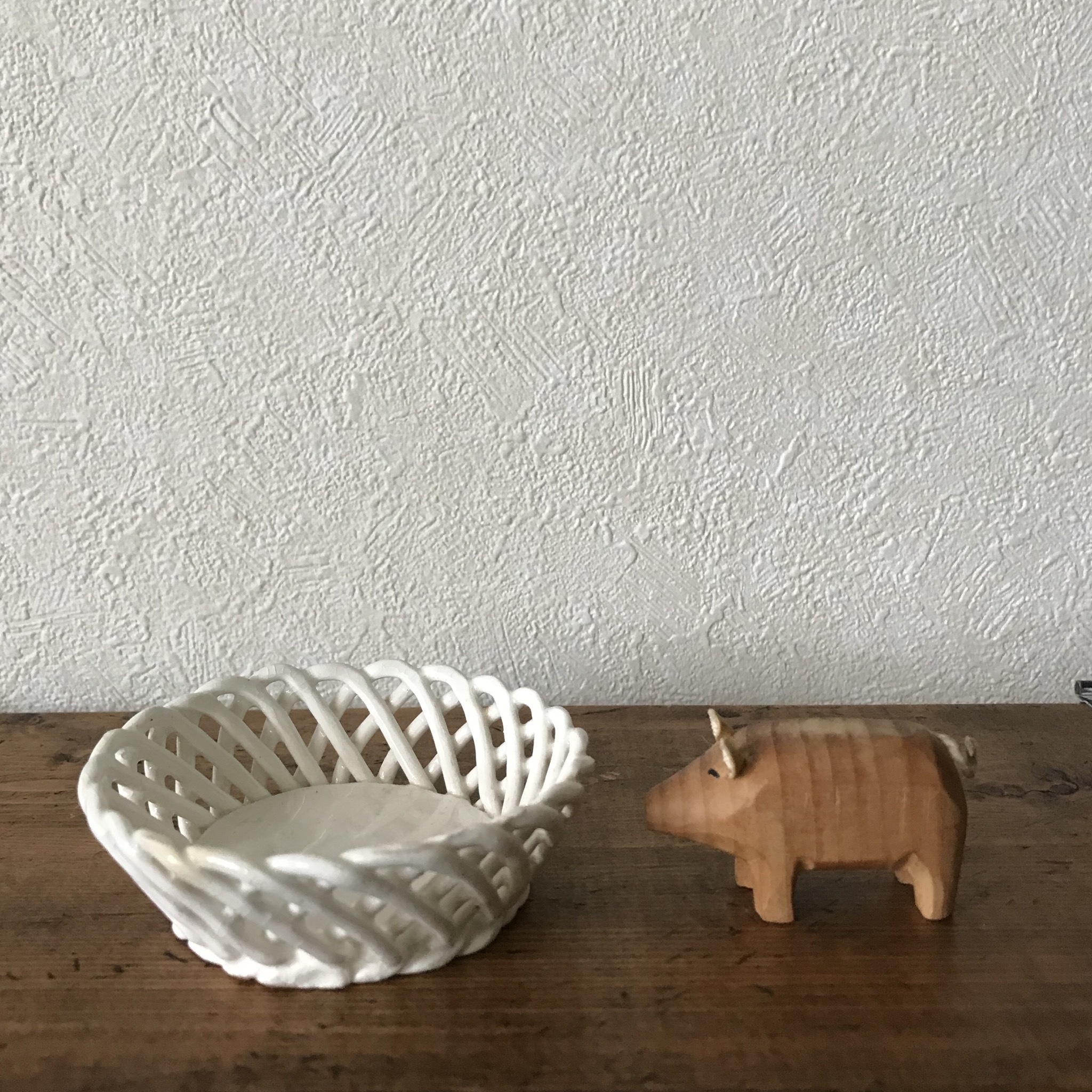 白いうつわと木の豚 Tsuitachi Craft Brocante