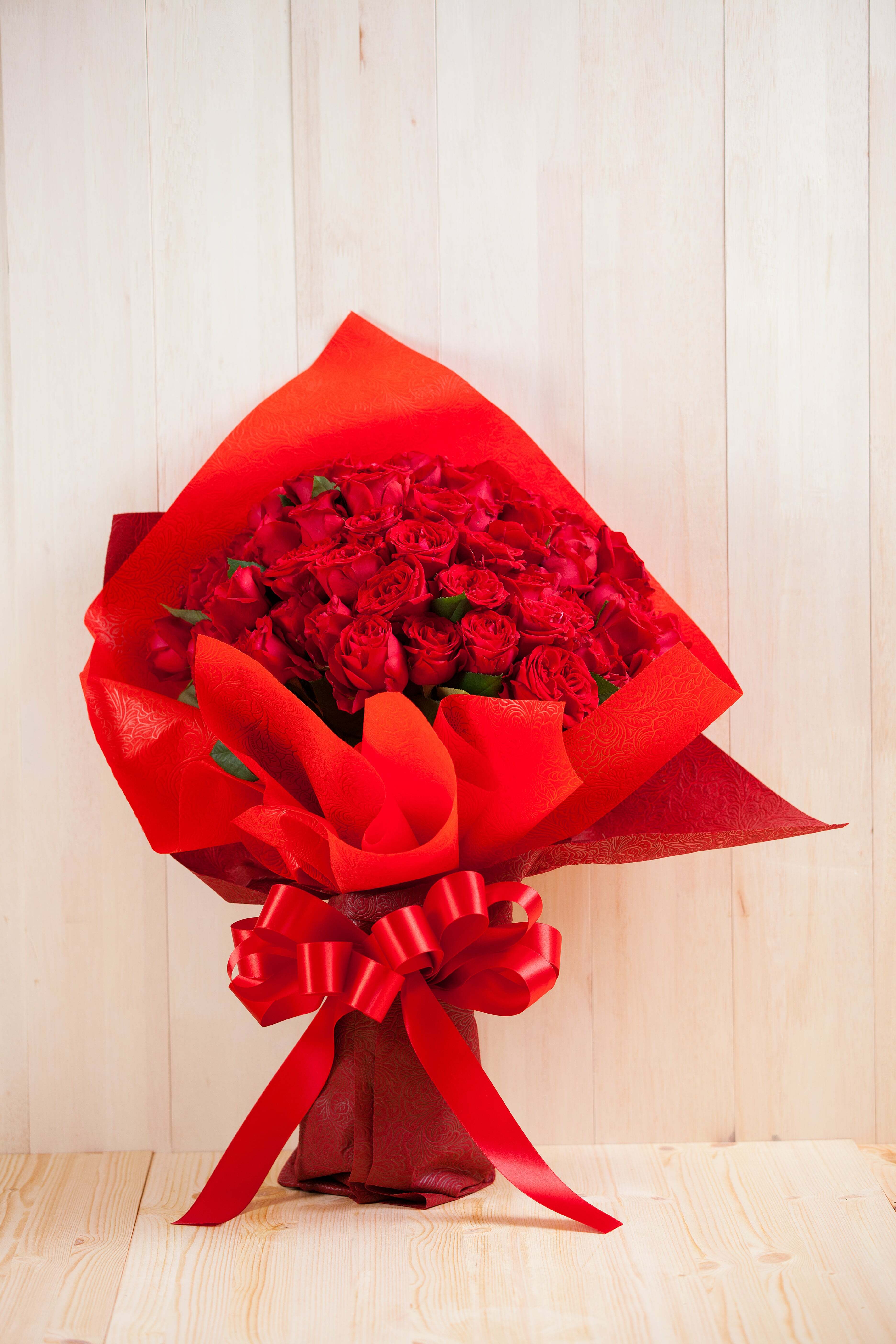 プレゼントにぴったり 花束 60本のバラ 4プラの花屋hug Flowers 通販サイト 花のプレゼント ギフトフラワー 北海道 東北地方送料無料