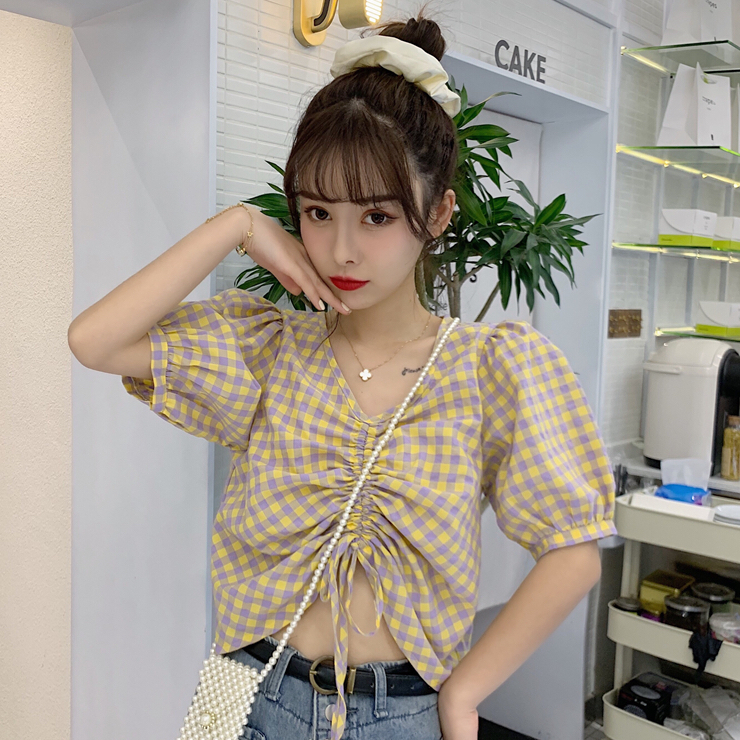 レトロ セクシー へそ出し チェック柄 ブラウス シャツ レディース トップス 半袖 Vネック パフスリーブ 萌え袖 イエロー パープル ギンガムチェック ショート丈 スタイルアップ 脚長効果 ギャザー リボン 細見え エレガント Cute おしゃれ 男ウケ デート服 モテ 韓国
