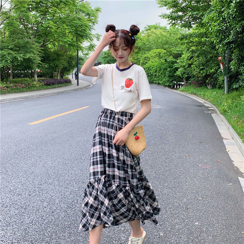 2点セット いちご柄 半袖tシャツ チェック柄 ティアード フレア ロングスカート Qrea Style プチプラ 韓国ファッション