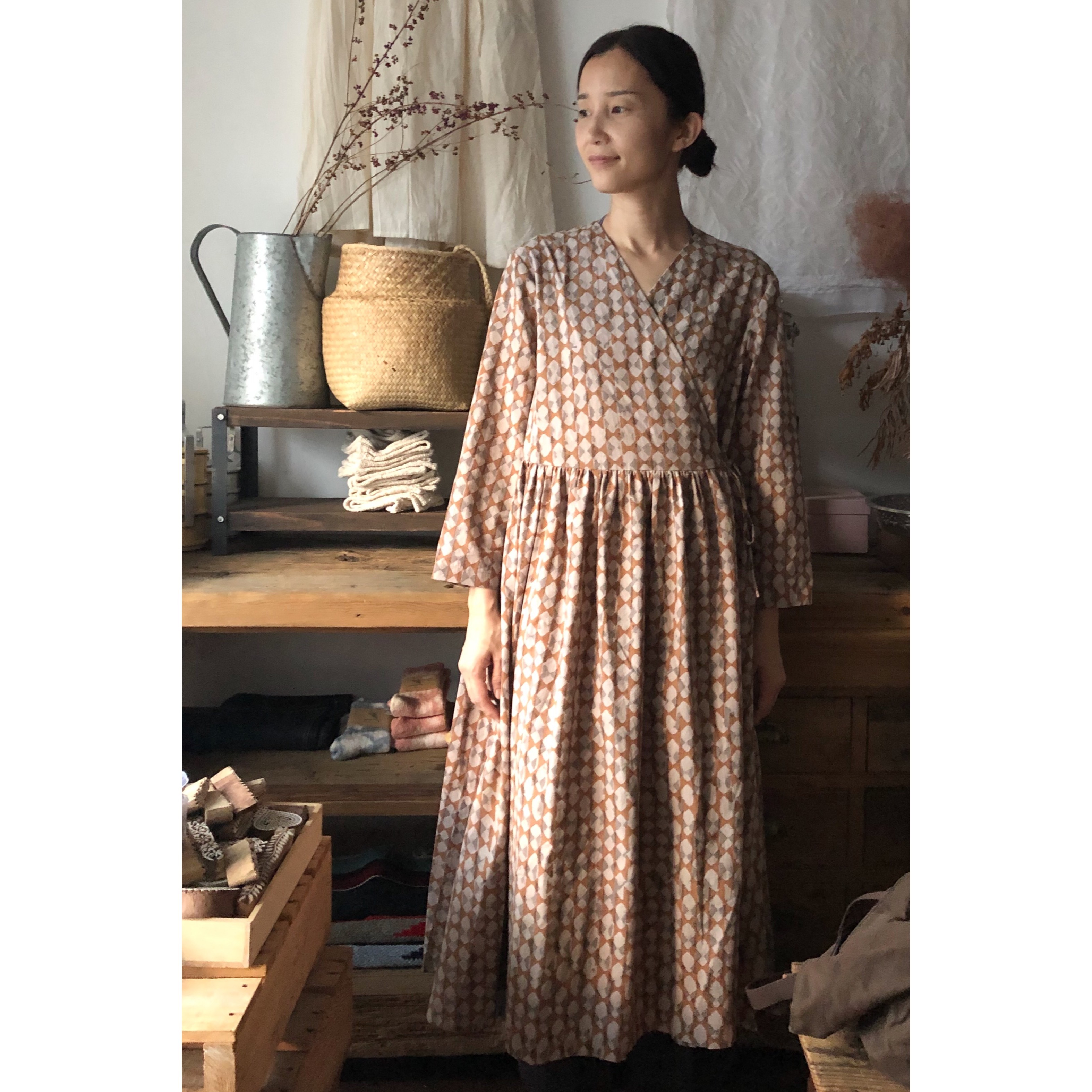 Mサイズ リボンリボン 灰 黄 Mula Working Clothカシュクールワンピース インドの布 Heirloom エアルーム Clothing Fabrics