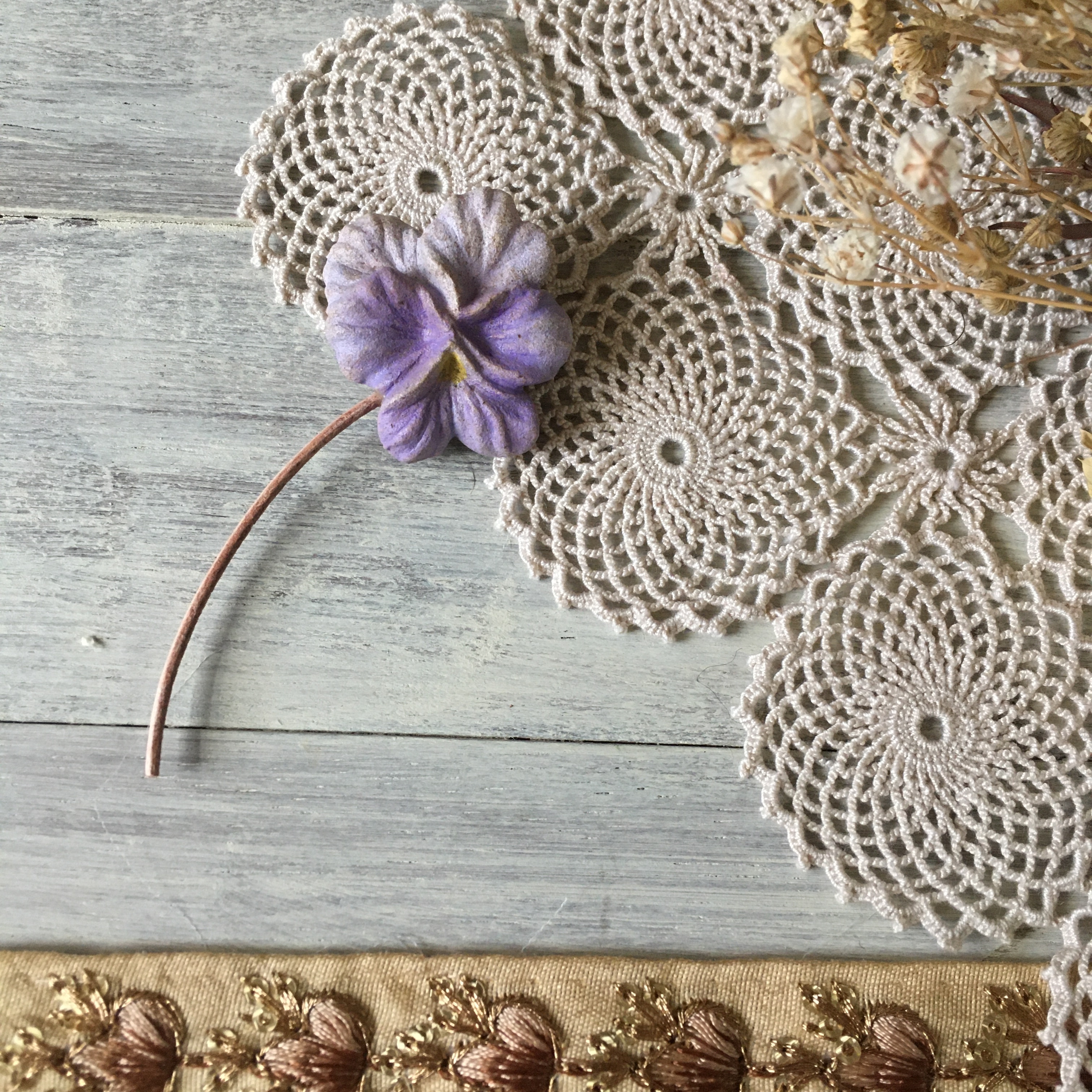 Monrivi ビオラビビ クリアライトブルー ブローチ くるもり雑貨店