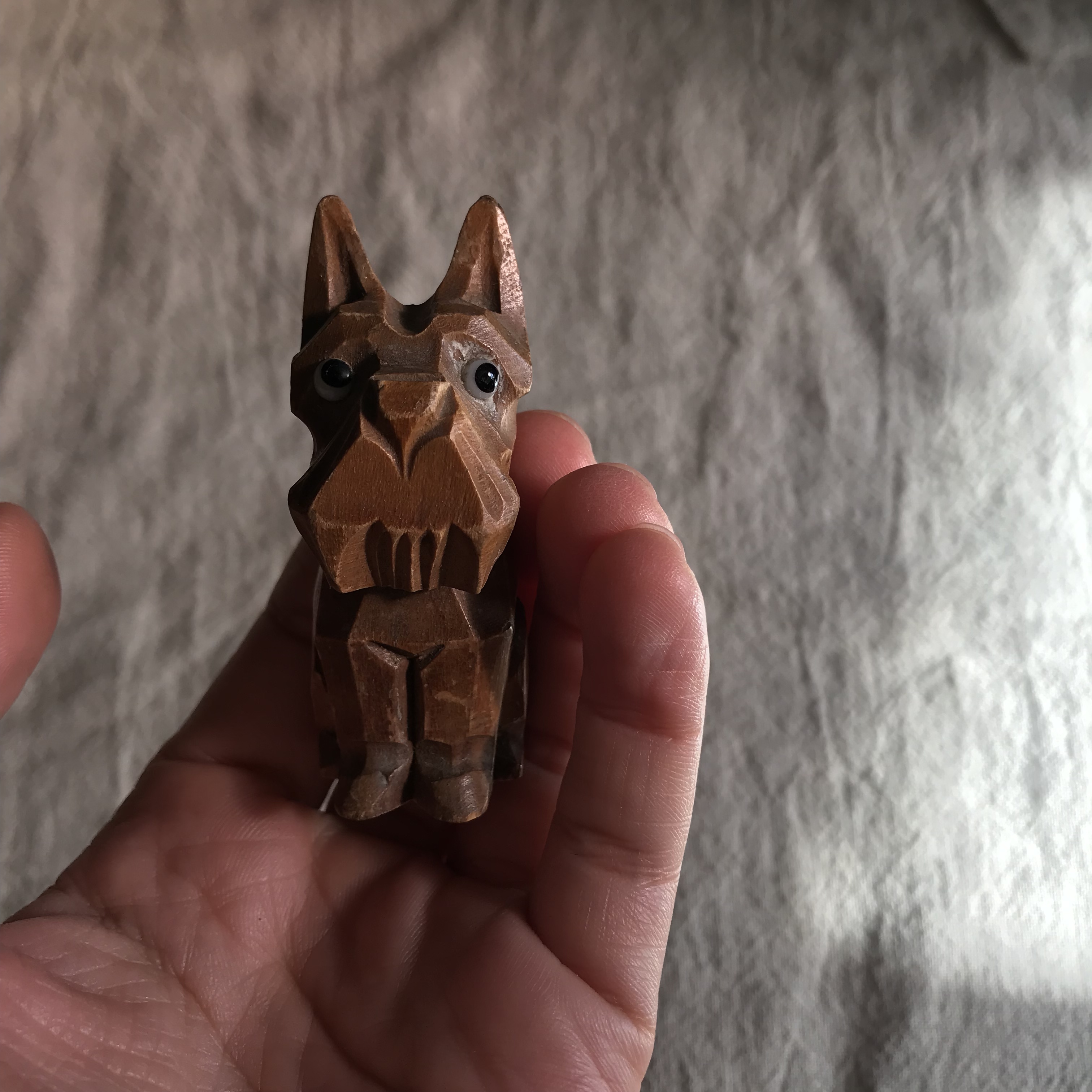 オランダで見つけた木彫りの茶犬 Tsuitachi Craft Brocante