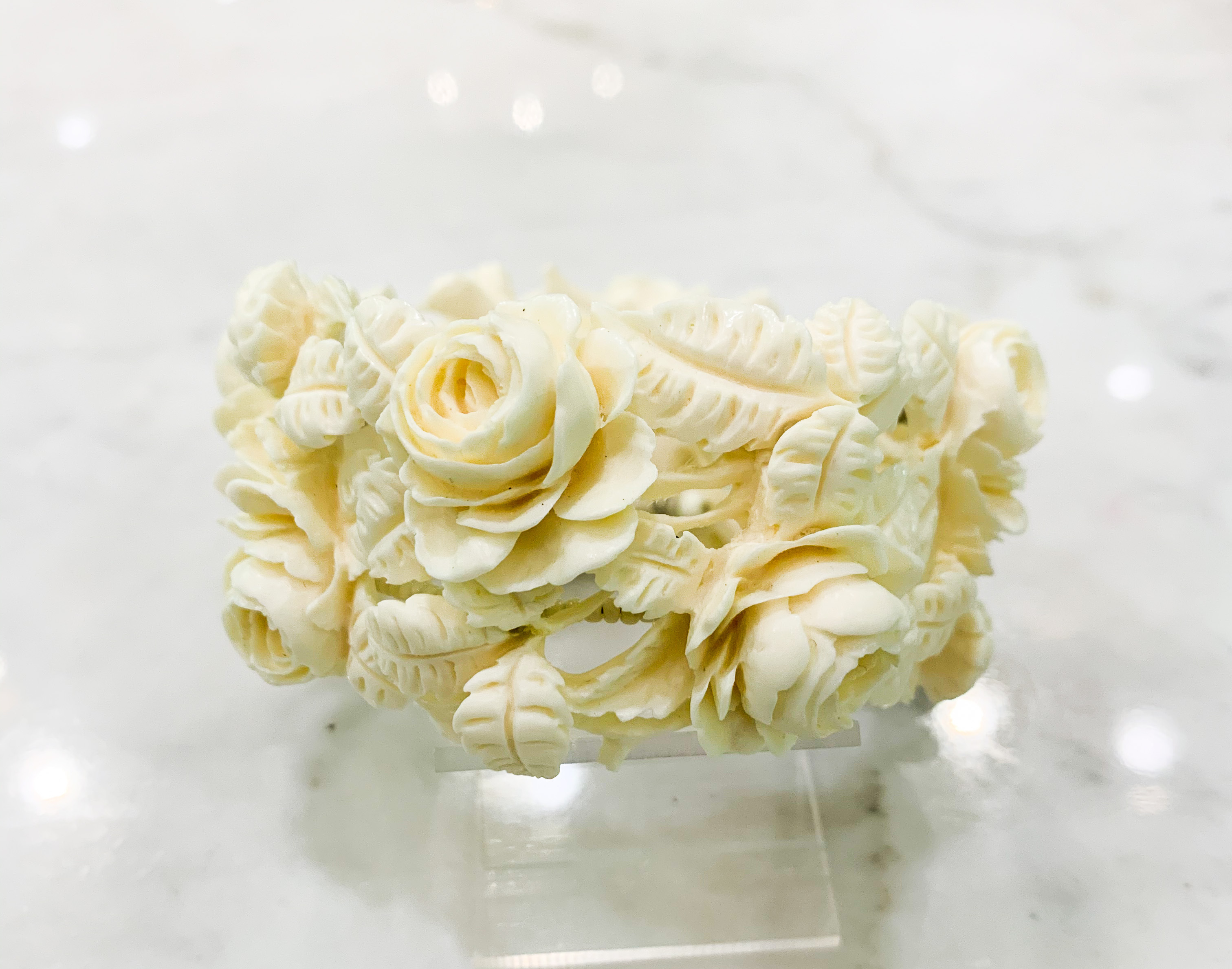 アンティークベースの象牙色の樹脂製、バラのブレスレット | Akio Mori