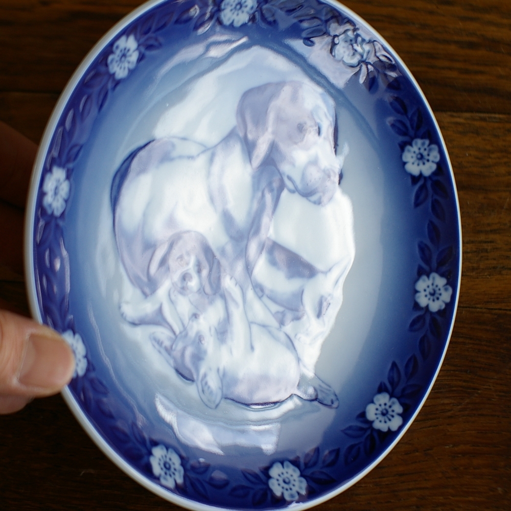 ロイヤルコペンハーゲン 犬の親子 イヤープレート 1986年 北欧ビンテージ雑貨 飾り皿 アンティーク Royal Copenhagen Mother Dog And Puppies Flohmarkt フローマルクト