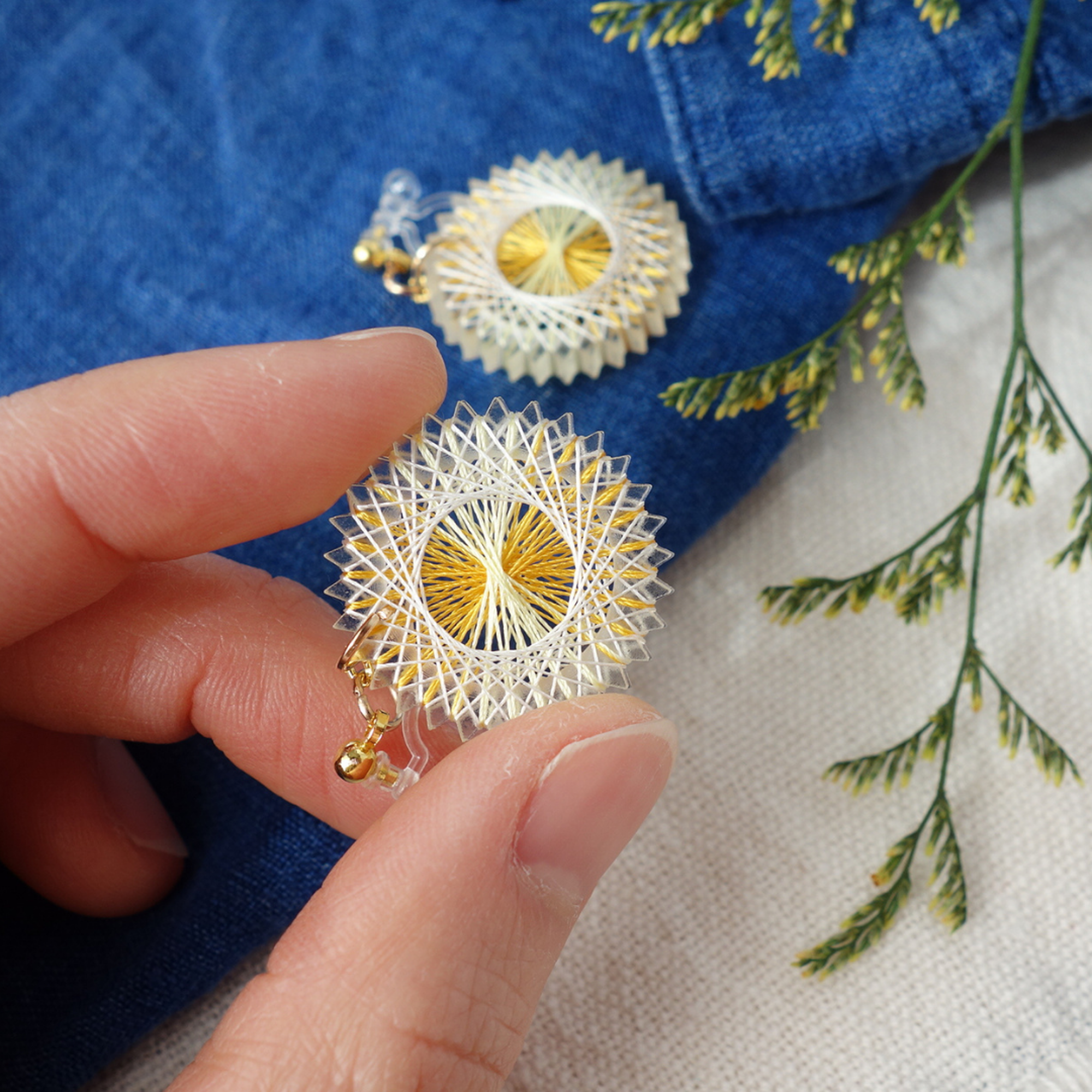 綿毛の季節 絹糸の花咲く小さな 糸まき ピアス ノンホールピアス イヤリング おかもとかも 日本の絹糸で作る糸まきアクセサリー