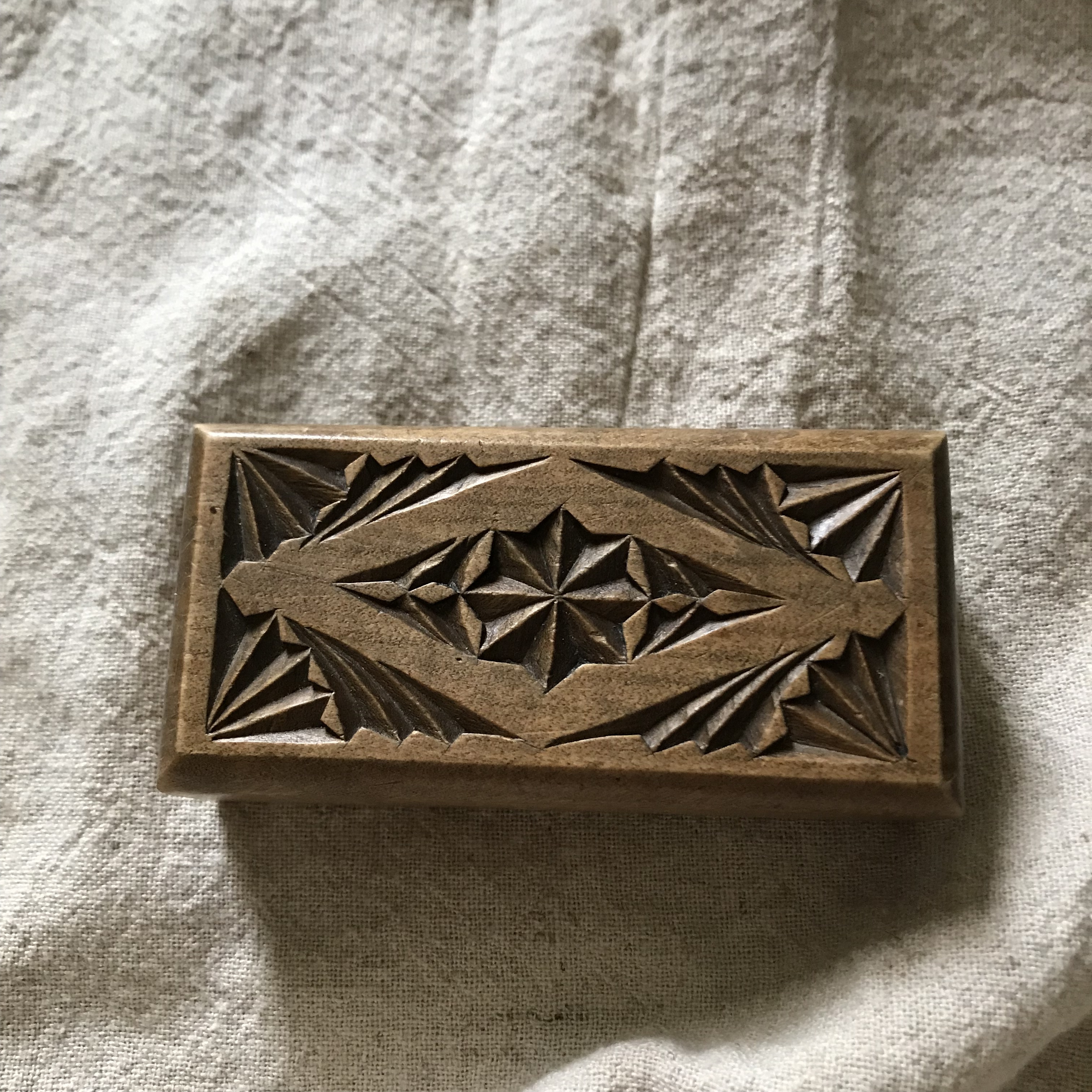 木彫りの切手箱 Tsuitachi Craft Brocante