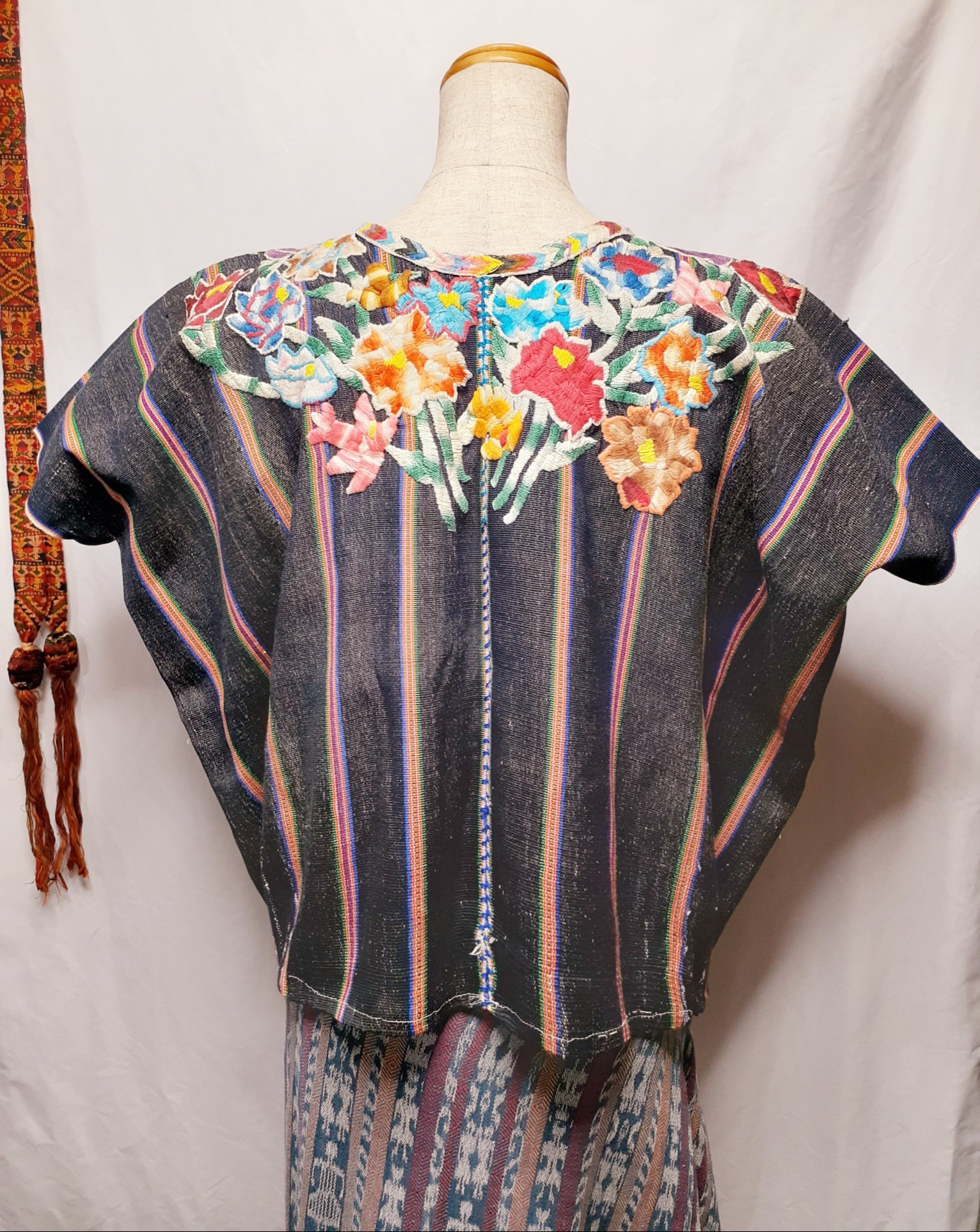 ベッドカバー　ウィピル　グァテマラ　民族衣装　エスニック　メキシコ刺繍手織り