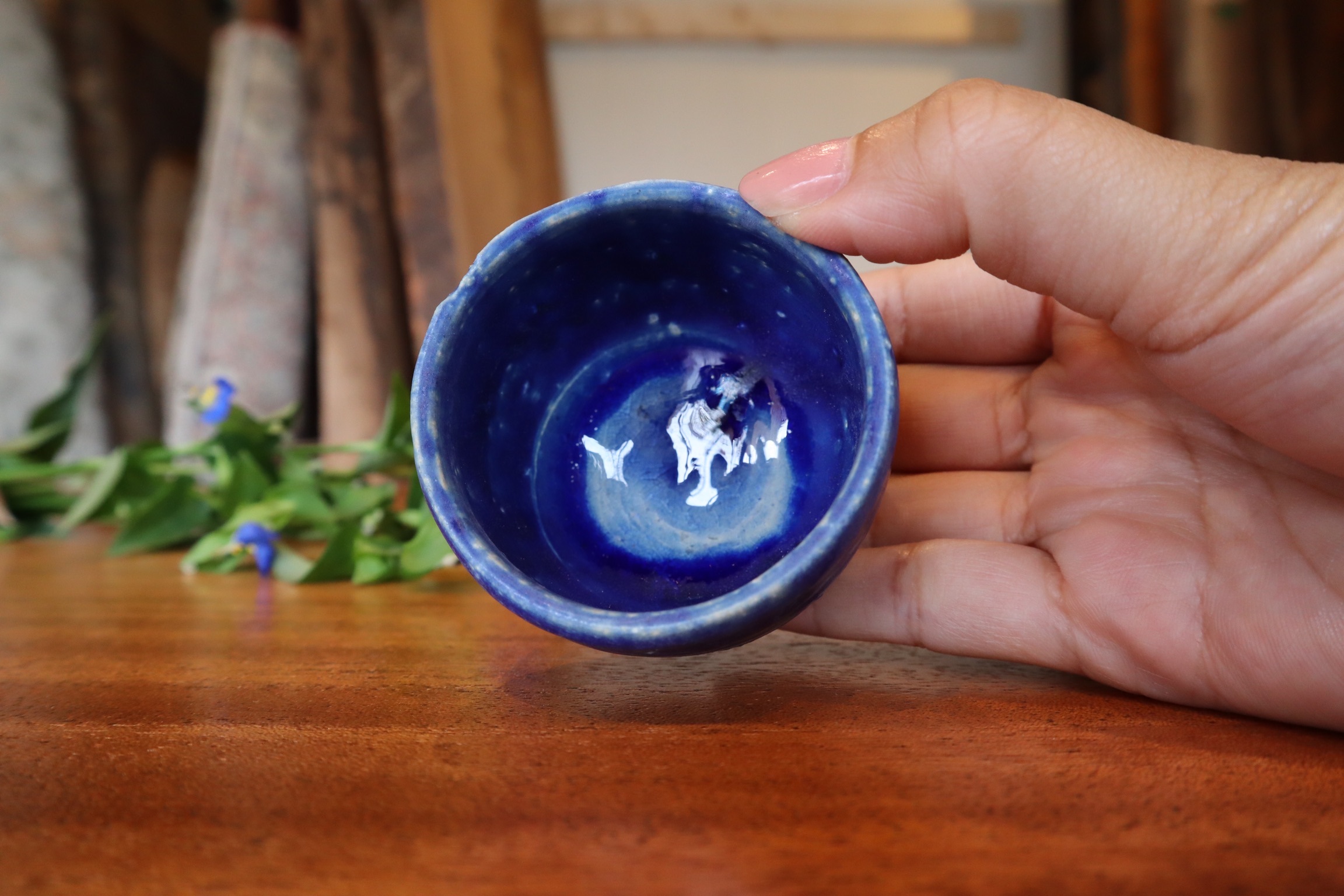 お猪口 おちょこ 日本酒 お洒落 青 埼玉東京近郊にある無垢一枚板テーブル専門店 アトリエ一本道 ウォールナット 栃 ブビンガなどその他樹種もオリジナル家具も