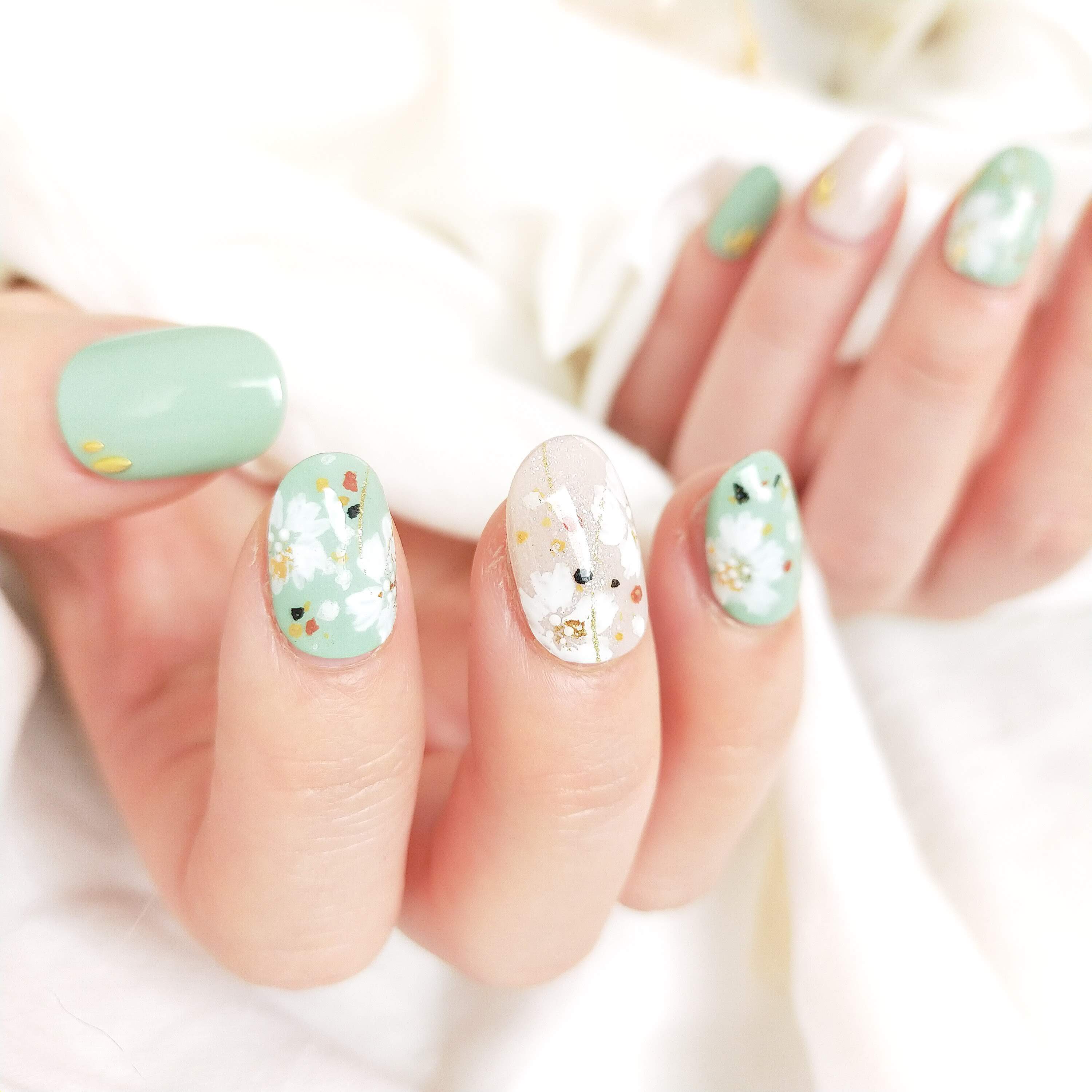 和装にも合うくすみグリーンのフラワーネイル ネイルチップ専門店aula Nail ーアウラ ネイルー