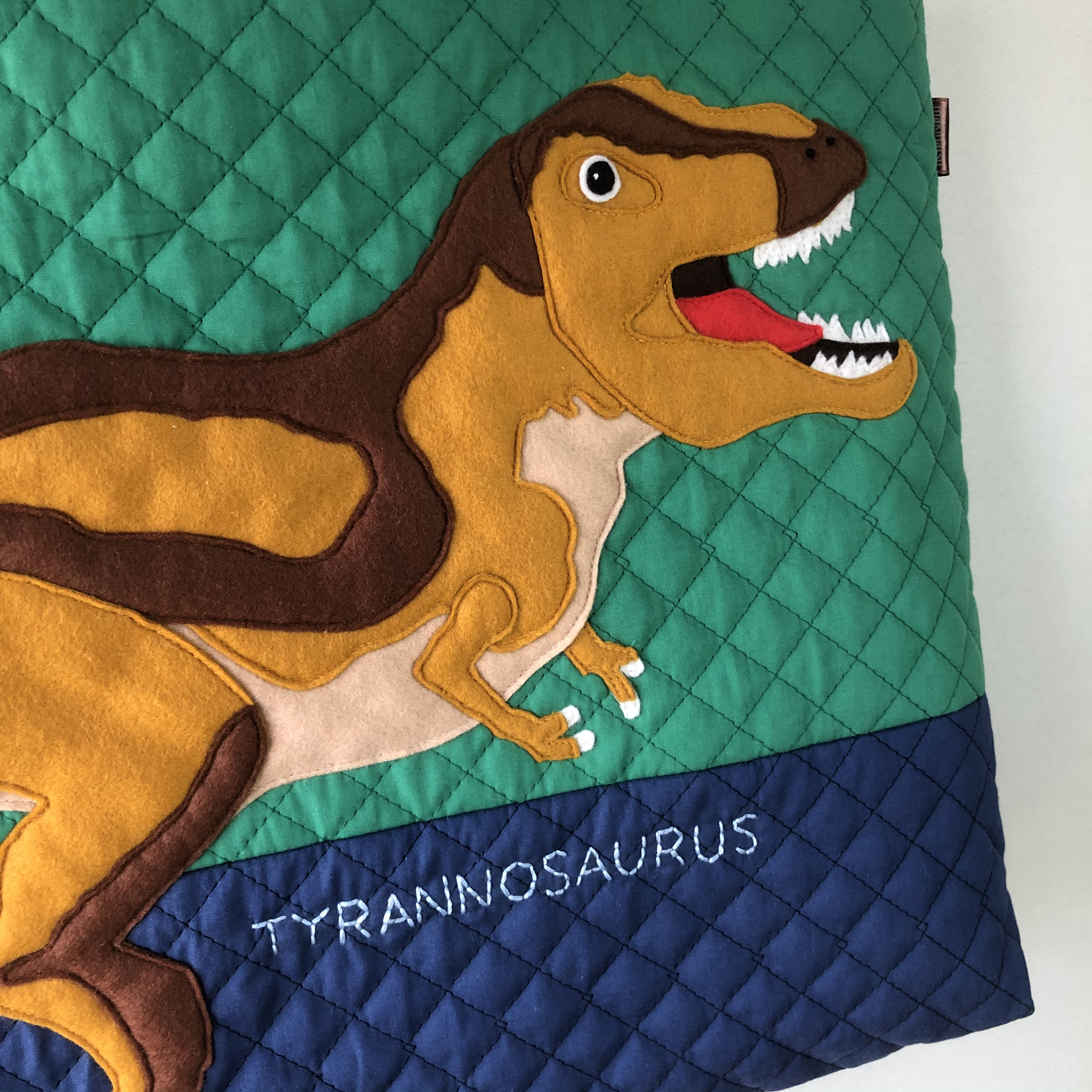 恐竜ティラノサウルス レッスンバッグ 緑 紺 アップリケ キルティング 男の子 Makinatsu