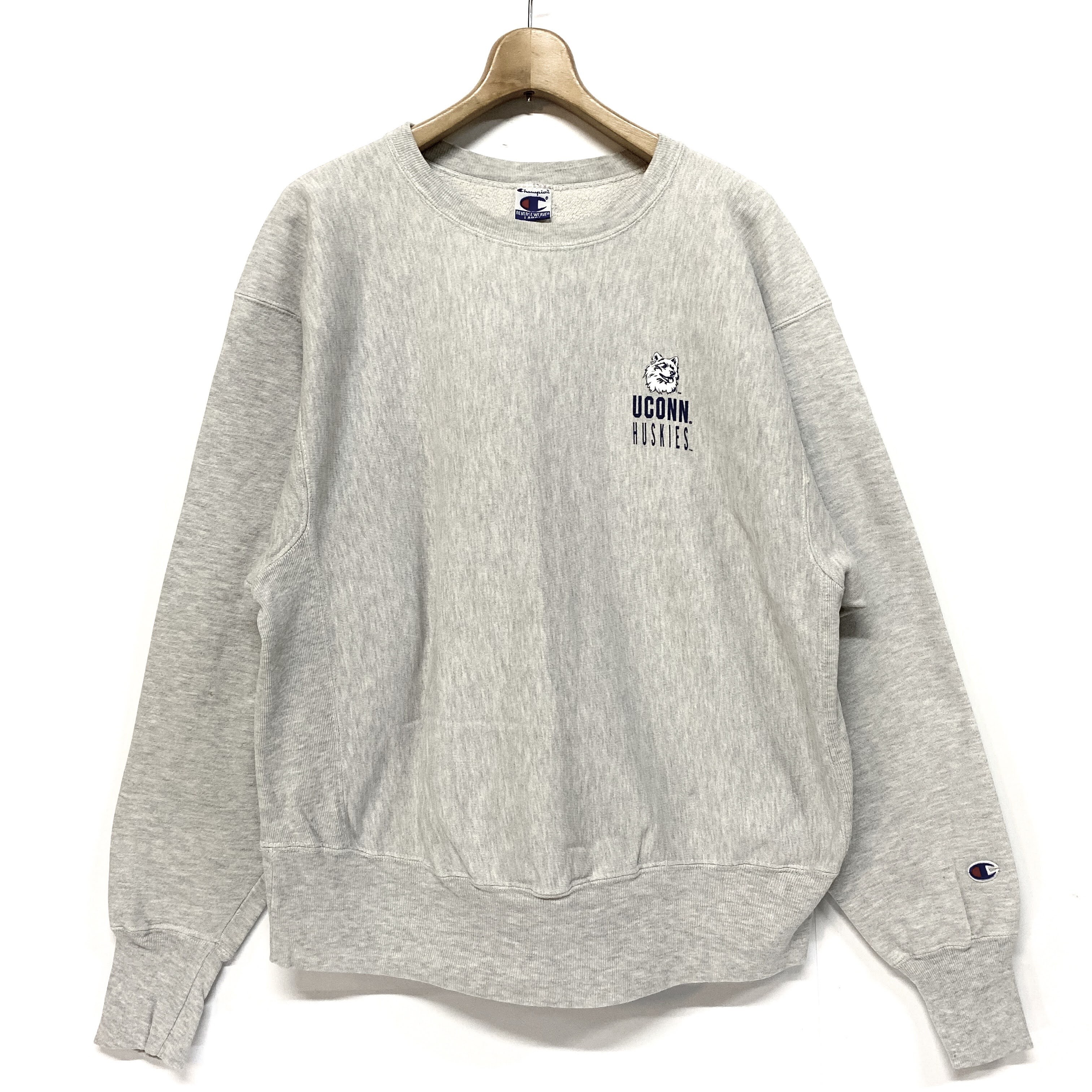 メキシコ製 Champion チャンピオン Reverse Weave リバースウィーブ コネチカット大学 Uconn Huskies カレッジスウェット プリントスウェット トレーナー ワンポイント 両面プリント バックプリント ライトグレー オートミール メンズｍ 古着 スウェット Cave 古着