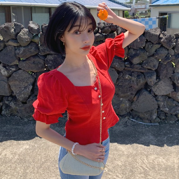大人可愛い リネン シャツ レディース 半袖 トップス 無地 ブラウス 赤 白 アイボリー パフスリーブ風 スクエアネック ガーリー エレガント デコルテ スッキリ感 セクシー 袖口 ギャザー センター ボタン Cute シンプル シック おしゃれ 男ウケ デート服 モテ 韓国