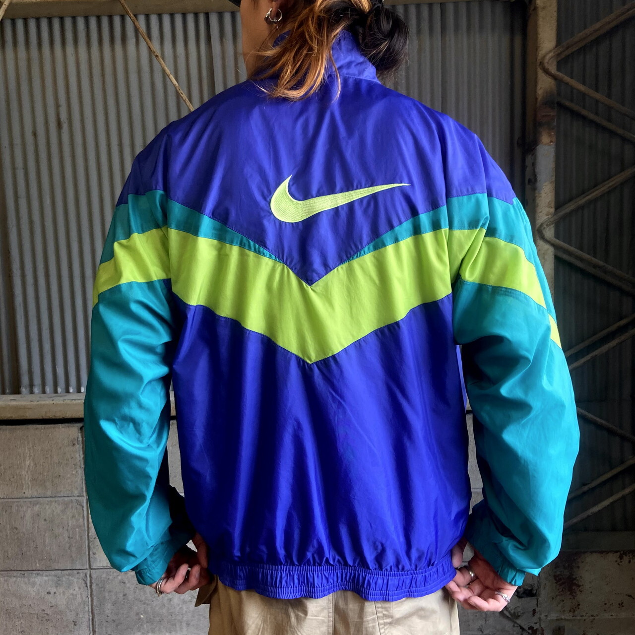 90年代 Nike ナイキ バックロゴ刺繍 ナイロンジャケット メンズl相当 古着 90s ヴィンテージ ビンテージ ビッグスウォッシュ 切り替え マルチカラー パープル エメラルドグリーン 紫色 緑色 ナイロンジャケット Cave 古着屋 公式 古着通販サイト