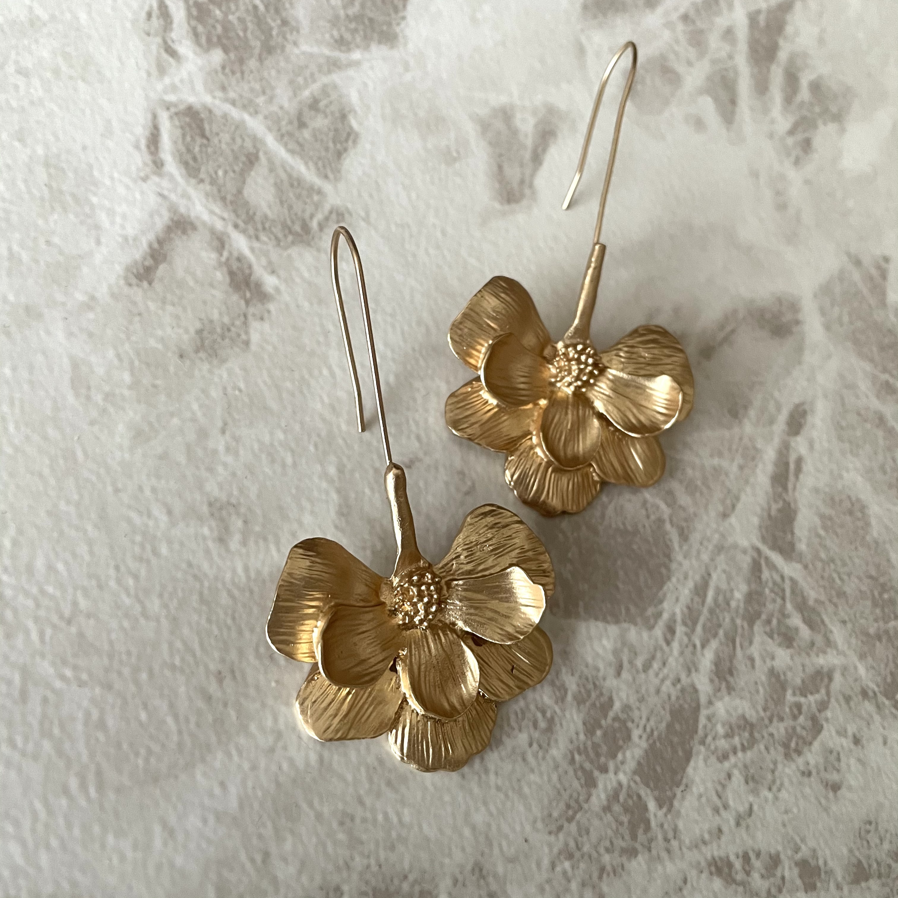 Une ゴールドフラワーピアス Muguet Jewel オシャレな大人花嫁のウェディングアクセサリー 大ぶりピアス イヤリング Une ゴールドフラワーピアス Muguet Jewel オシャレな大人花嫁のウェディングアクセサリー 大ぶりピアス イヤリング