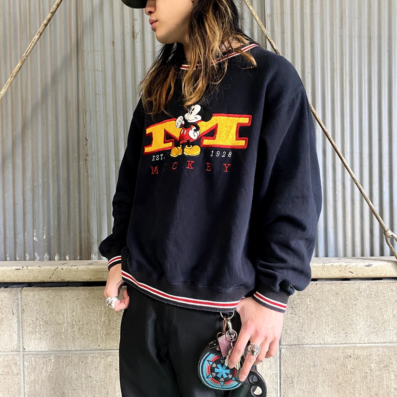 ディズニー ミッキーマウス 刺繍 スウェット メンズm レディースl 古着 The Disney Store キャラクター Mickey Mouse トレーナー ブラック 黒 スウェット Cave 古着屋 公式 古着通販サイト