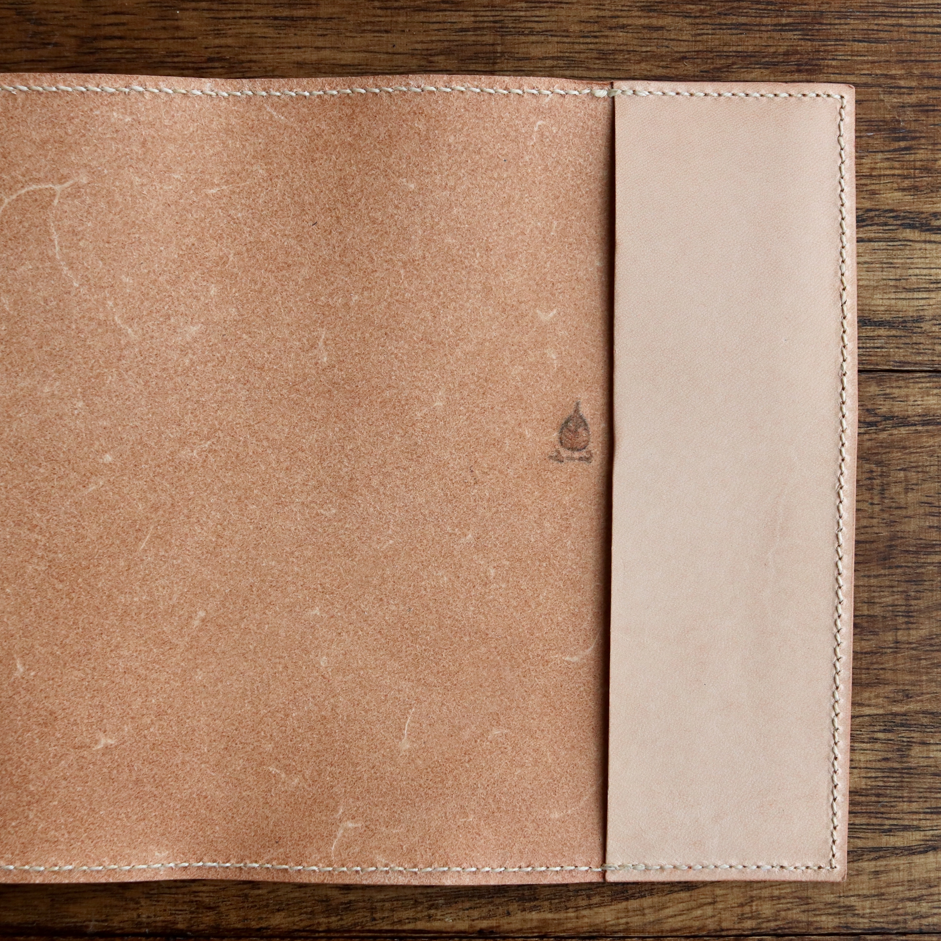読書がしたくなる ヌメ革の文庫本ブックカバー 草木染レザー Sou No Iro