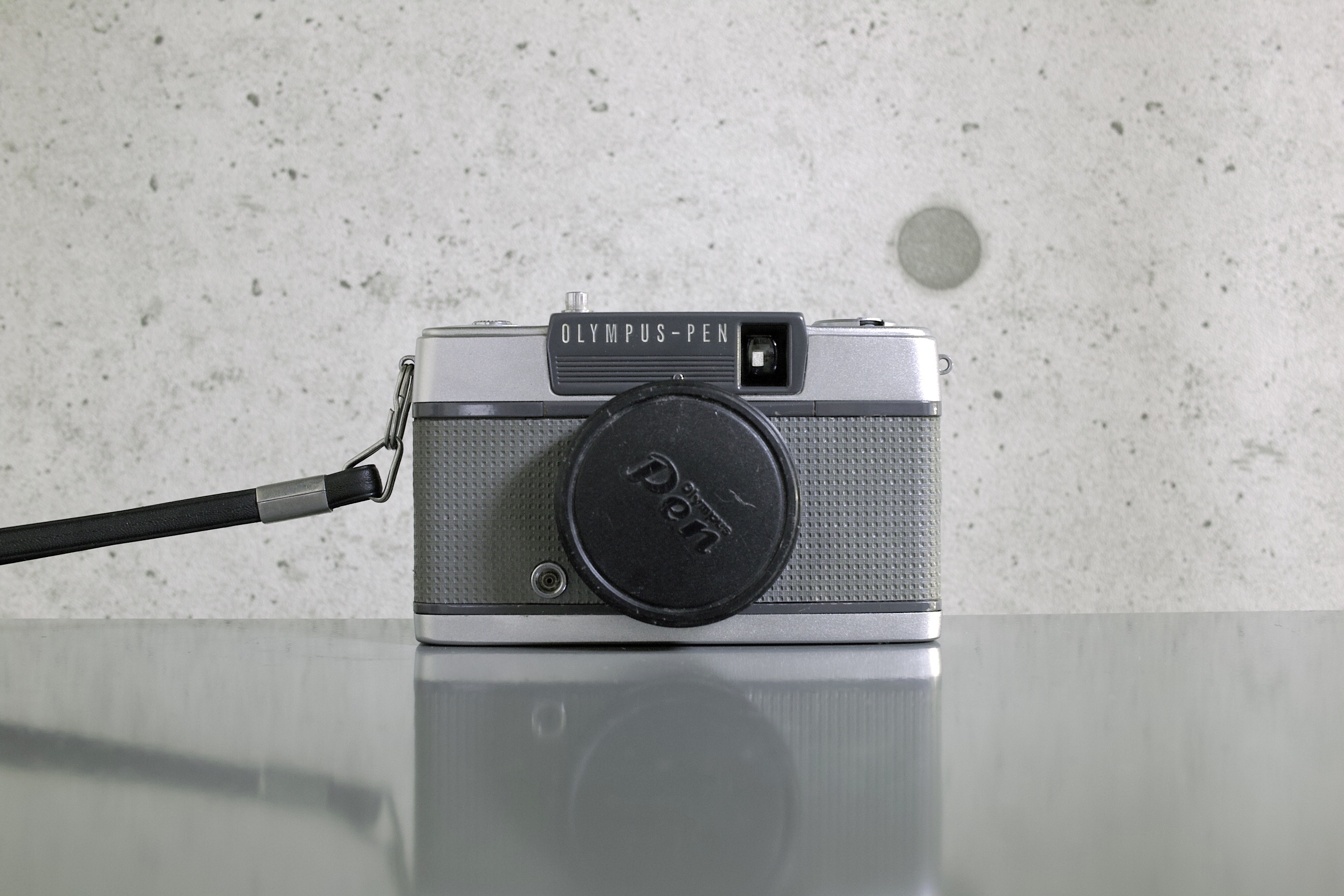 New Olympus Pen Ee ヨアケマエカメラ