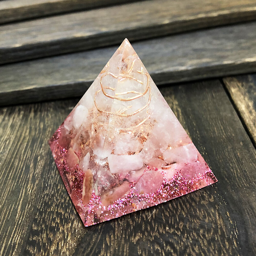 恋愛成就 ピラミッド型 オルゴナイト ローズクォーツ インカローズ オルゴナイト 通販 天然石雑貨屋 毘殊 Bijyu