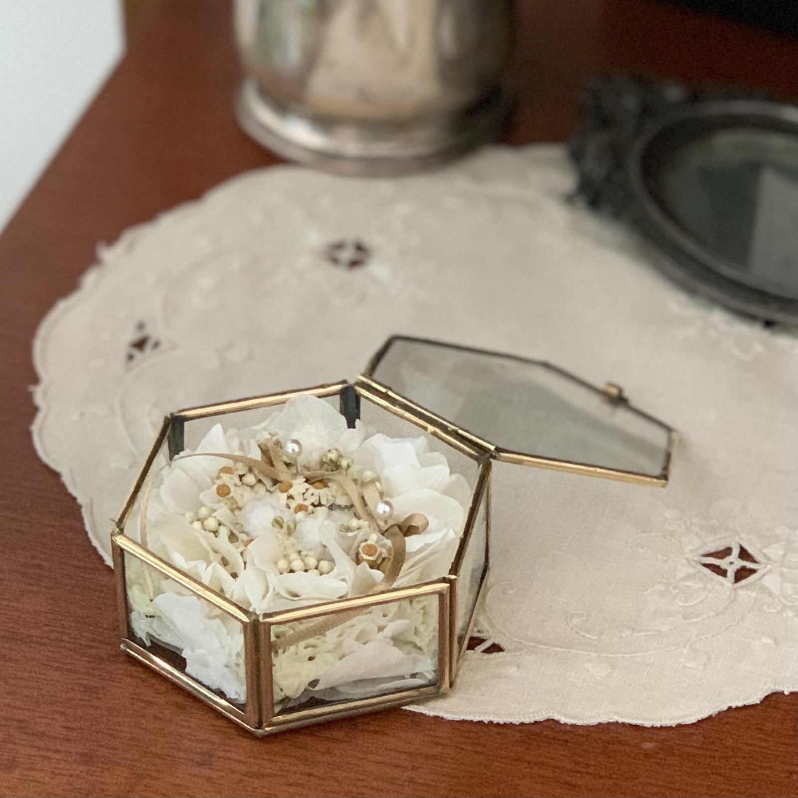 ガラスケースのリングピロー ホワイト Ombres Douces