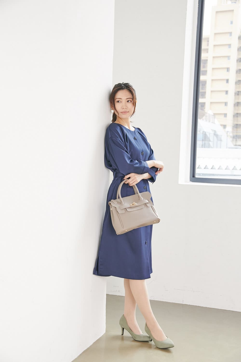 エピセ毎日コーデ 軽やかオフィスカジュアルを演出 ネイビーワンピースは淡色小物を加えて 3 25コーデ Folk