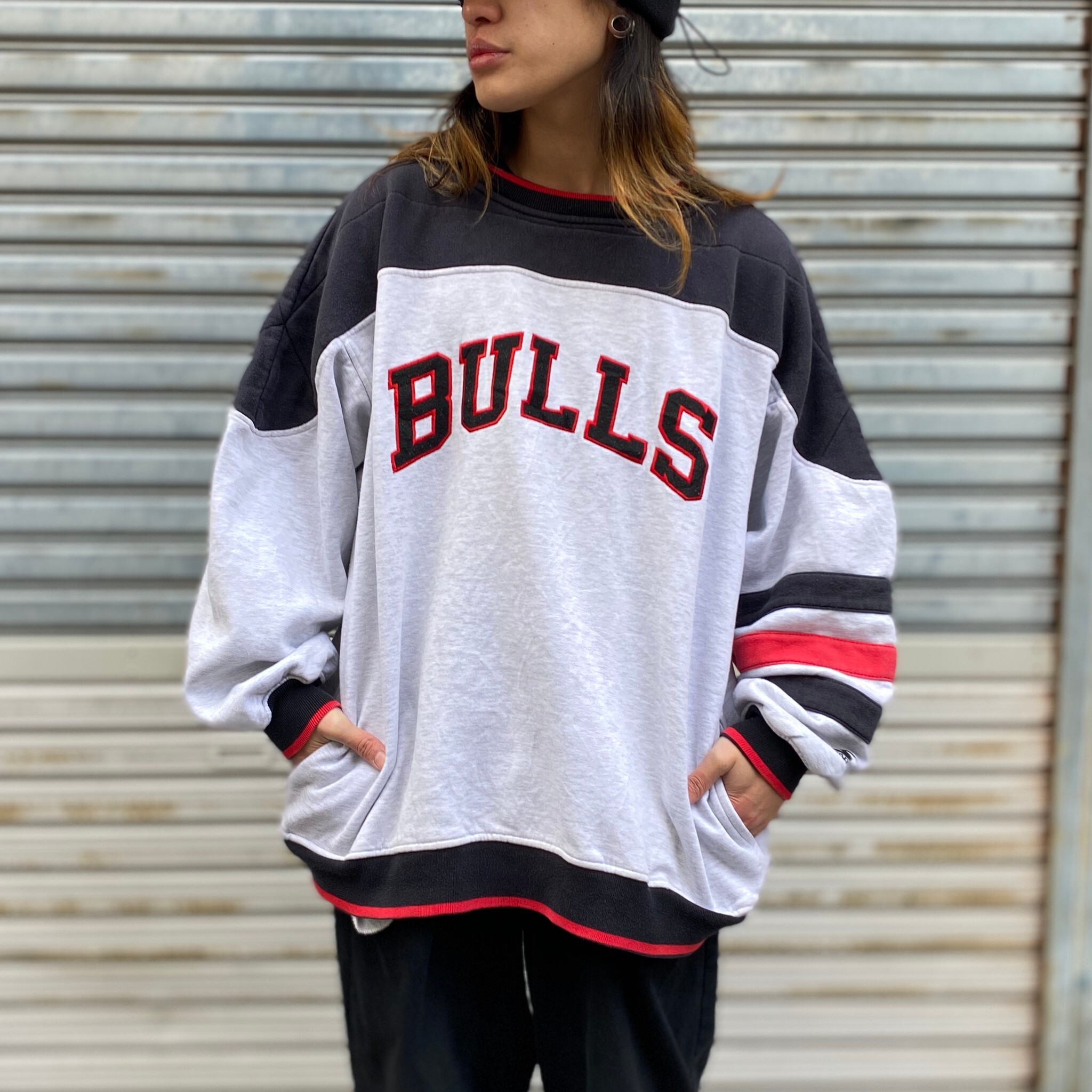 90年代 ビンテージ Startar スターター Chicago Bulls シカゴブルズ ロゴワッペン スウェットシャツ メンズxl 古着 Nba 90s ヴィンテージ トレーナー ライトグレー オートミール 灰色 ブラック 黒 レッド 赤色 スウェット Cave 古着屋 公式 古着通販サイト