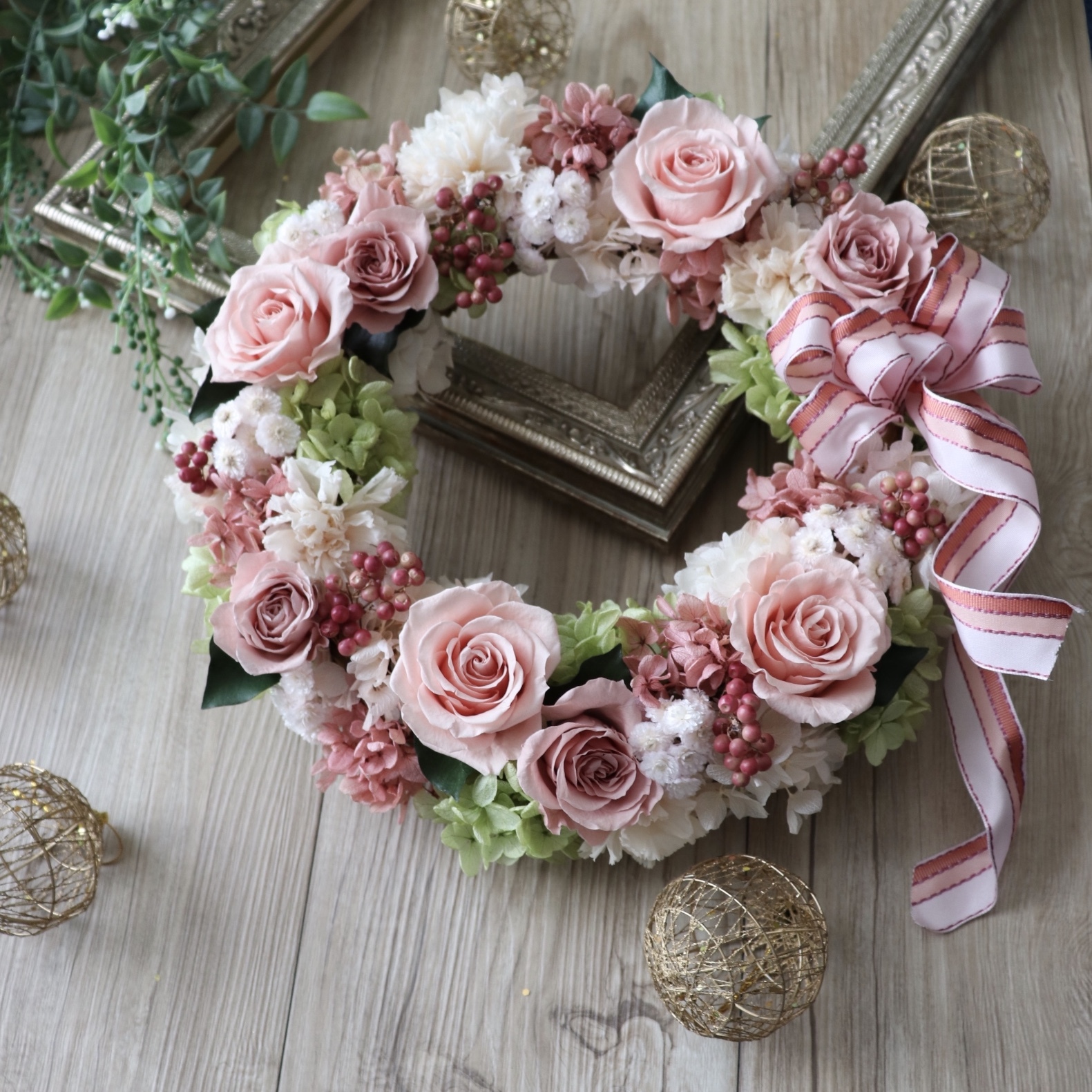 結婚式やお祝いに プリザ バラ カーネーション 紫陽花のリース 直径約28cm Rose Garden