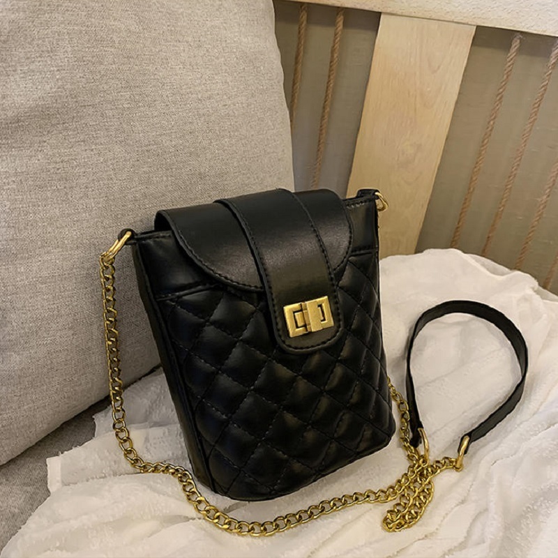 バッグ ショルダーバッグ チェーン クロスボディ 斜め掛け バケツ型 キルティング 無地 春 夏 秋 冬 ブラック ホワイト レッド ワンサイズ フリーサイズ 10代 代 30代 40代 Country Road