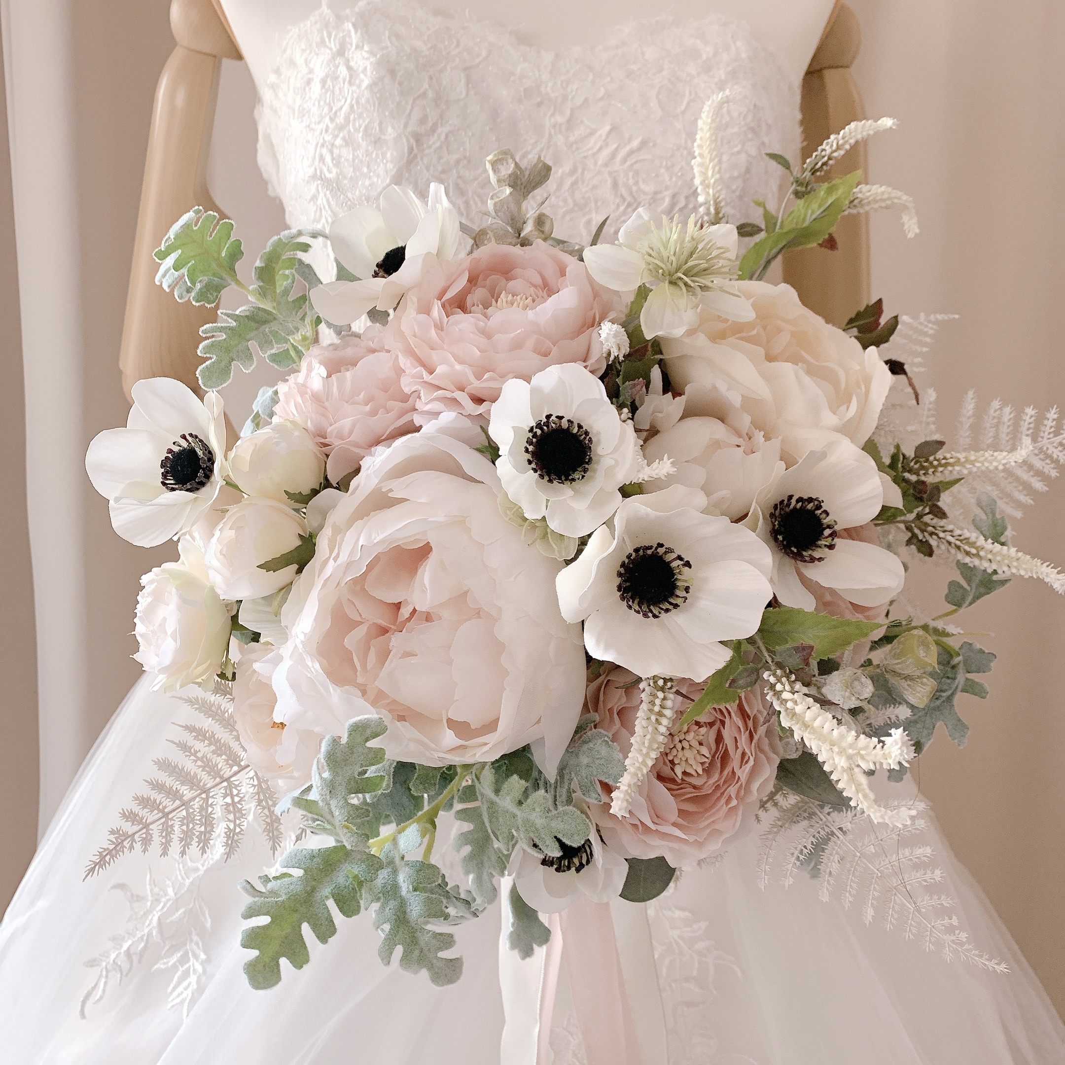 アンティークピンクとホワイトアネモネのウェディングブーケ ブートニア 結婚式 ブライダル 芍薬 バラ はなまもり